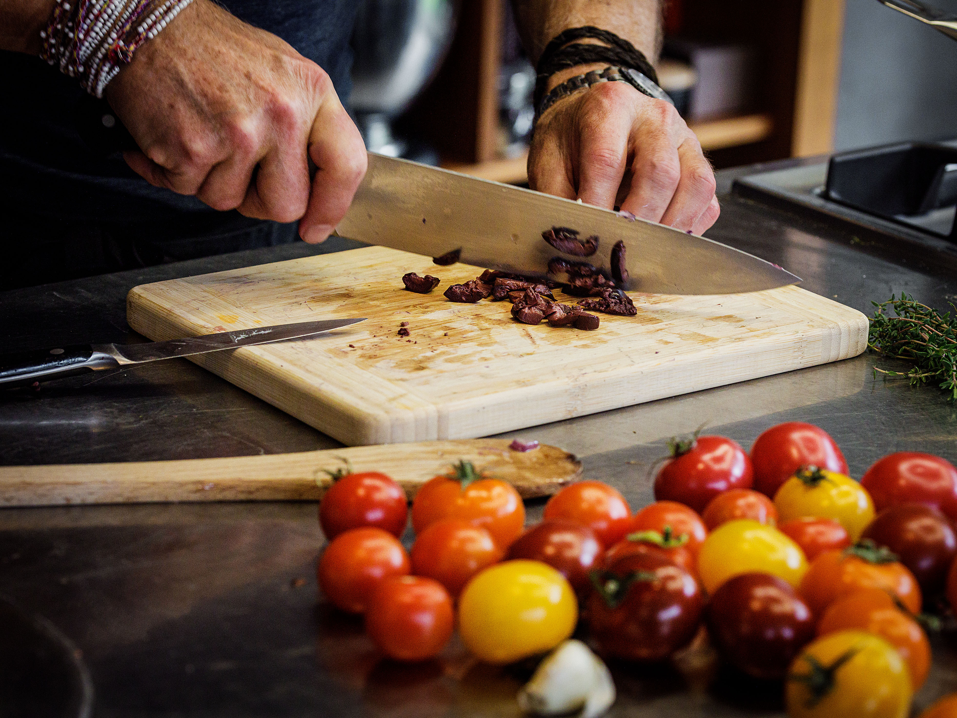 Schritt 2: Zwiebeln für Karamellisierte Tomaten-Tarte-Tatin karamellisieren 