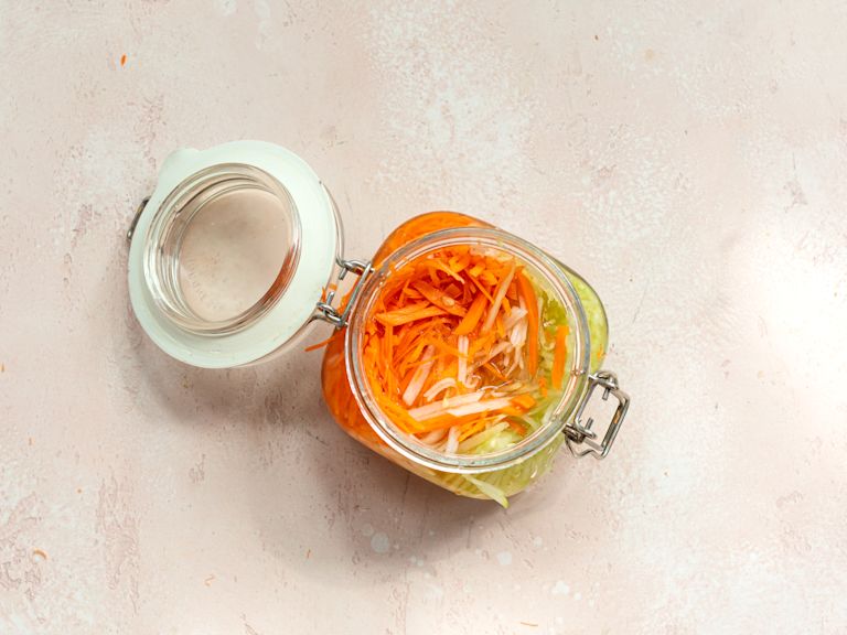 Schritt 2: Eingelegtes Gemüse für Veganes Banh Mi Sandwich zubereiten  Schritt 2: Eingelegtes Gemüse für Veganes Banh Mi Sandwich zubereiten