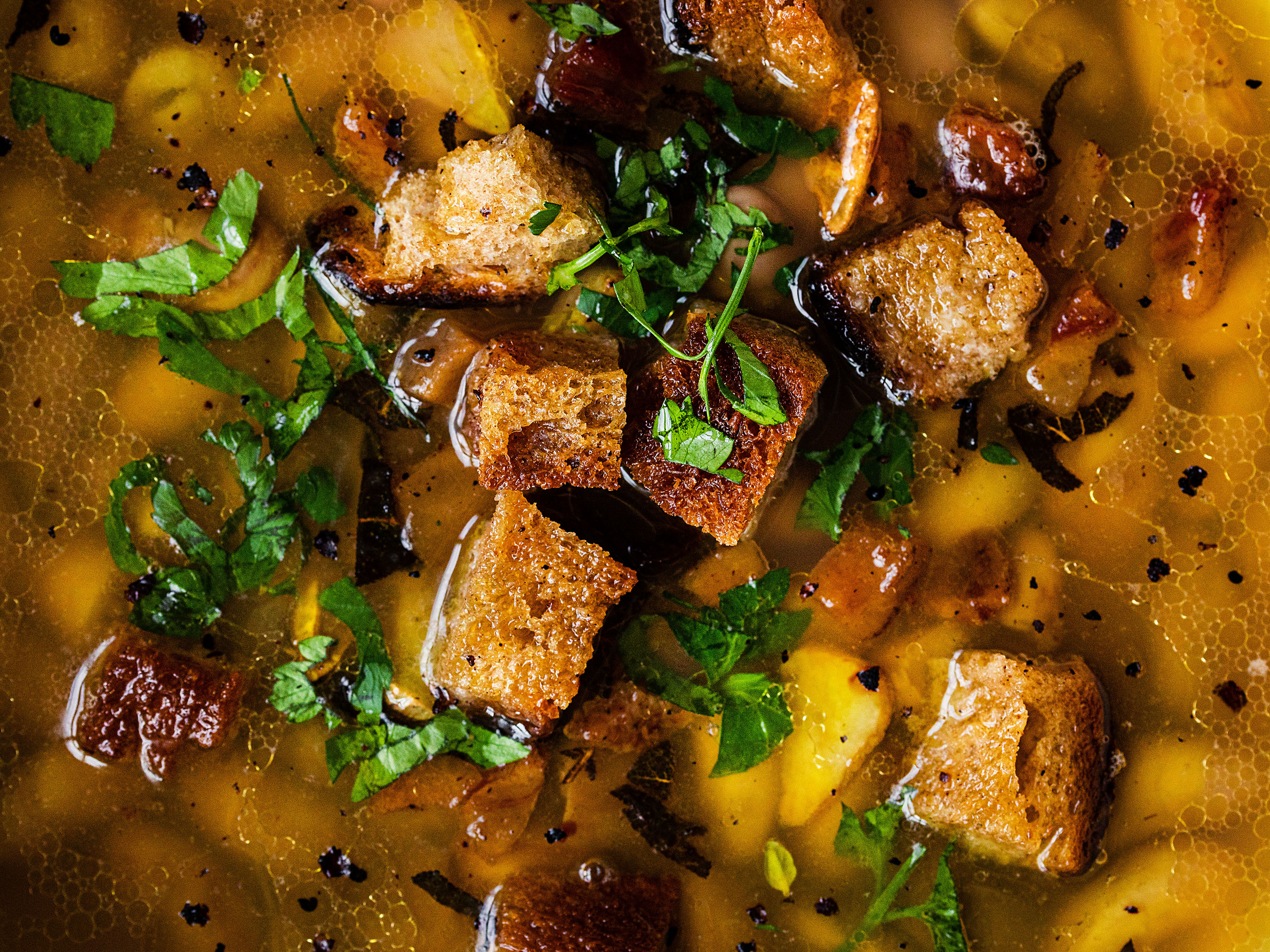 Schritt 5:  Bohnen mit Brühe auf Teller verteilen