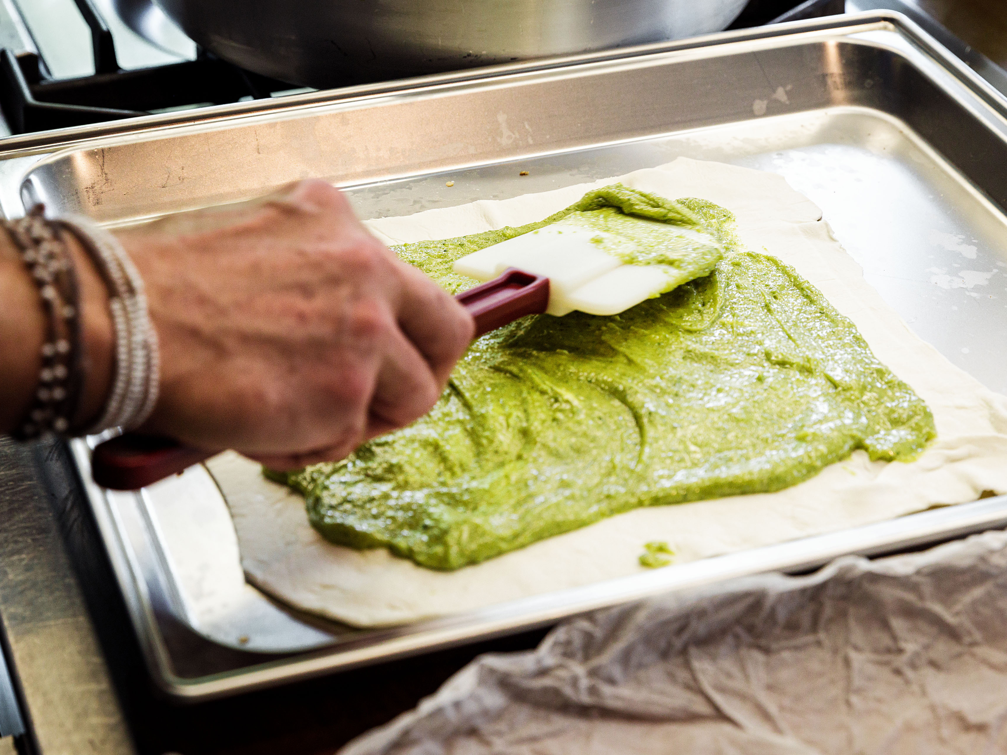 Schritt 2: Den Blätterteig viereckig ausrollen und von der Mitte aus mit der Frangipane-Creme mit einem Spachtel bestreichen