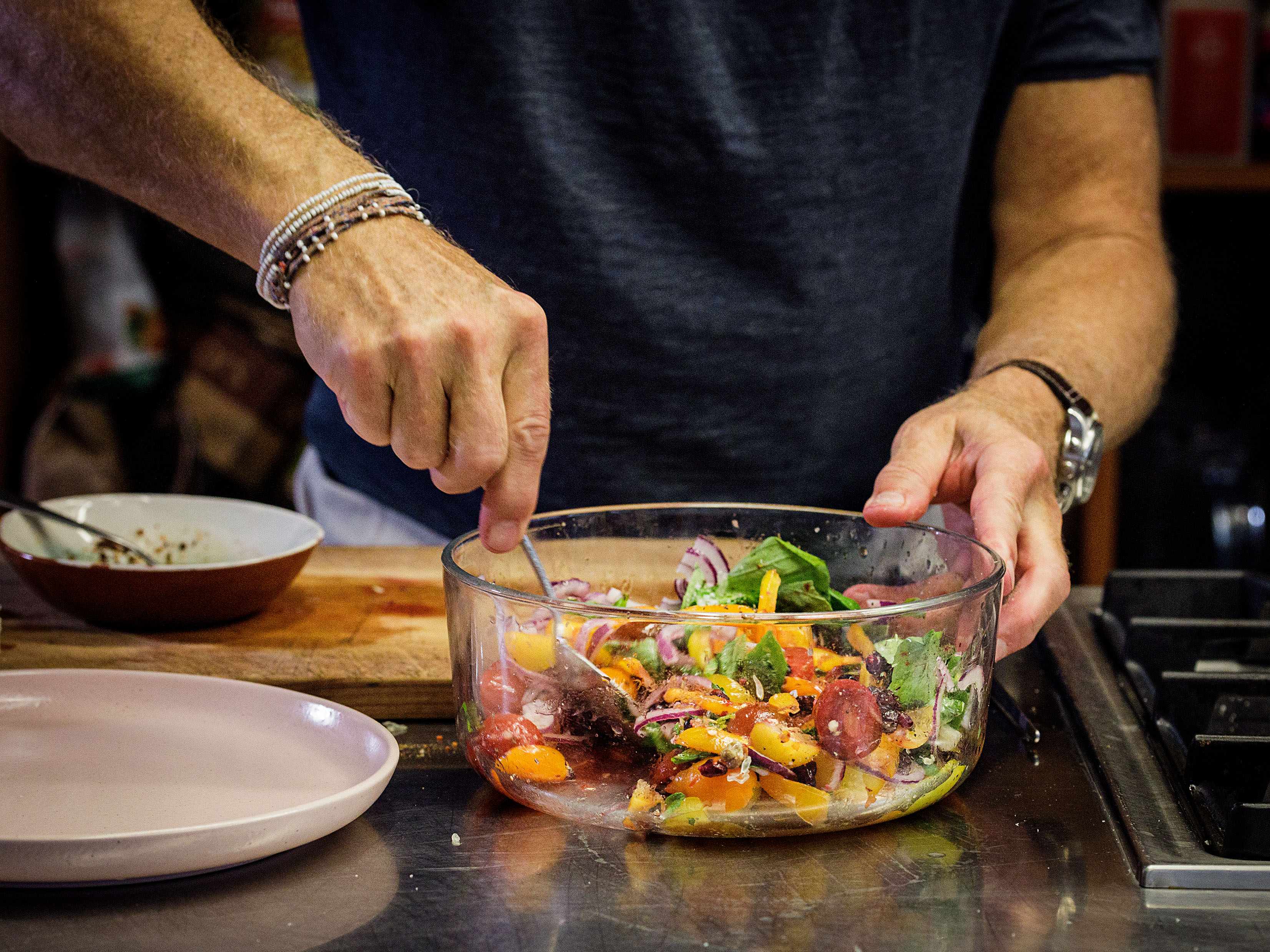 Schritt 1: Zutaten für Tomaten-Granatapfel-Salat vorbereiten und mischen.