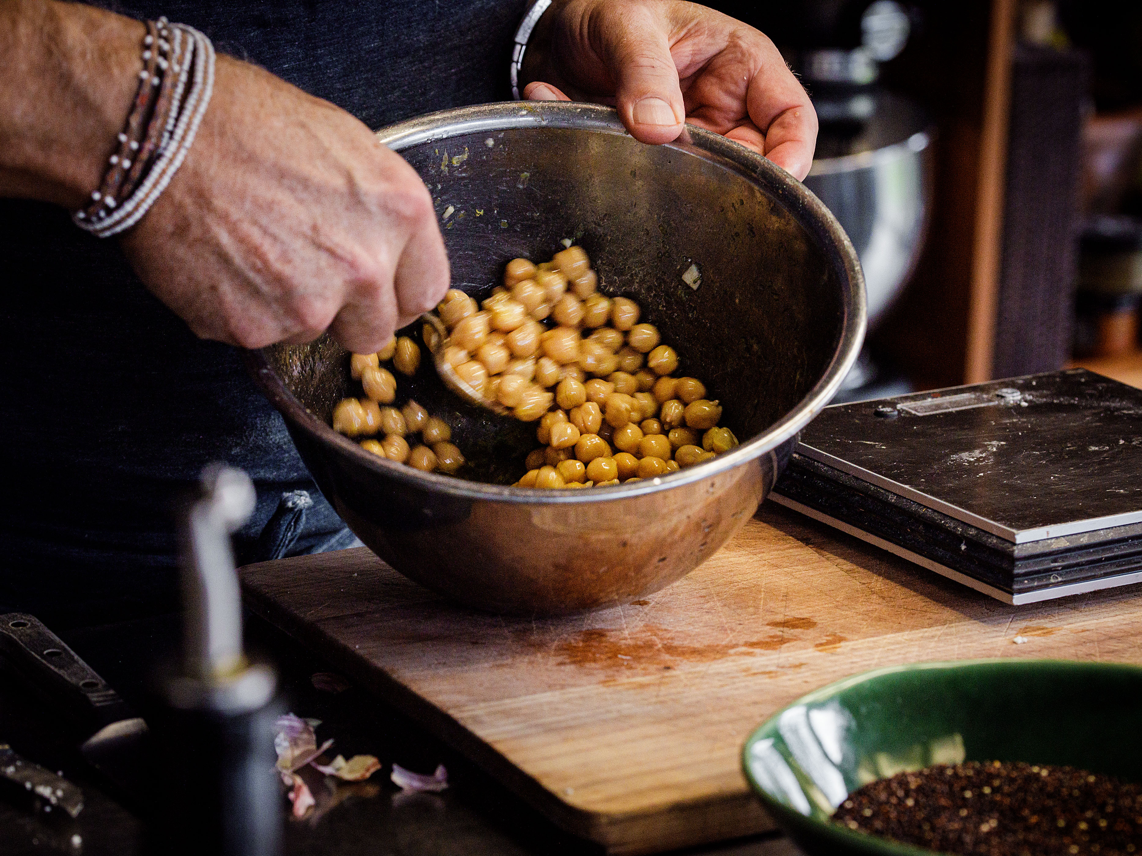 Schritt 1:  Blumenkohl und Kichererbsen für Quinoa-Kichererbsen-Salat mit geröstetem Blumenkohl rösten 