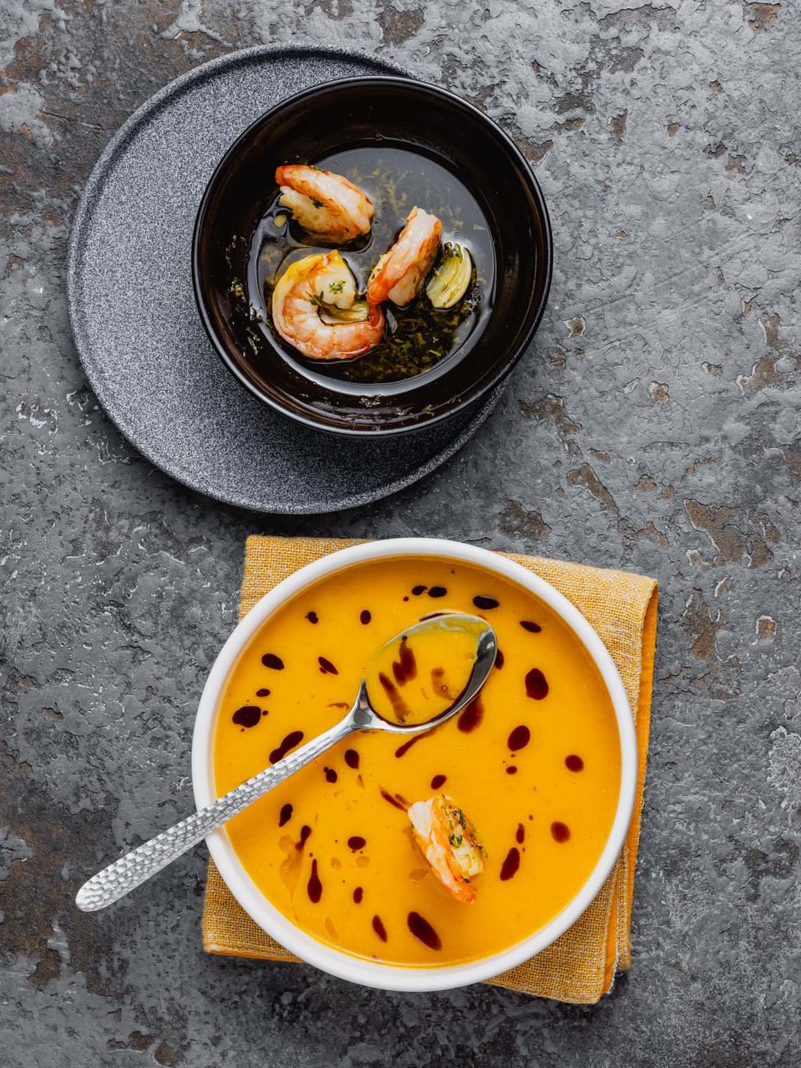 Geröstete Kürbisschaumsuppe mit Champagner und Riesenkrevette Rezept