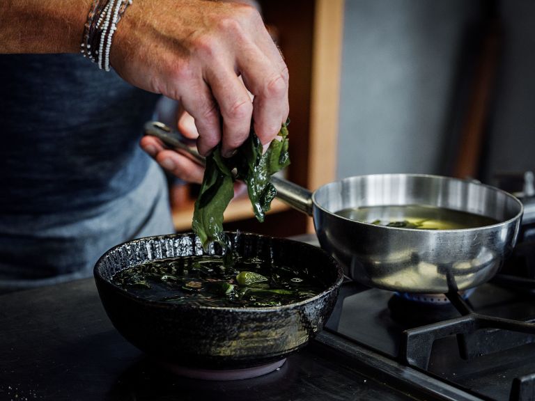 Schritt 2: Die abgetropften Wakame-Algen für die Misosuppe hinzufügen.