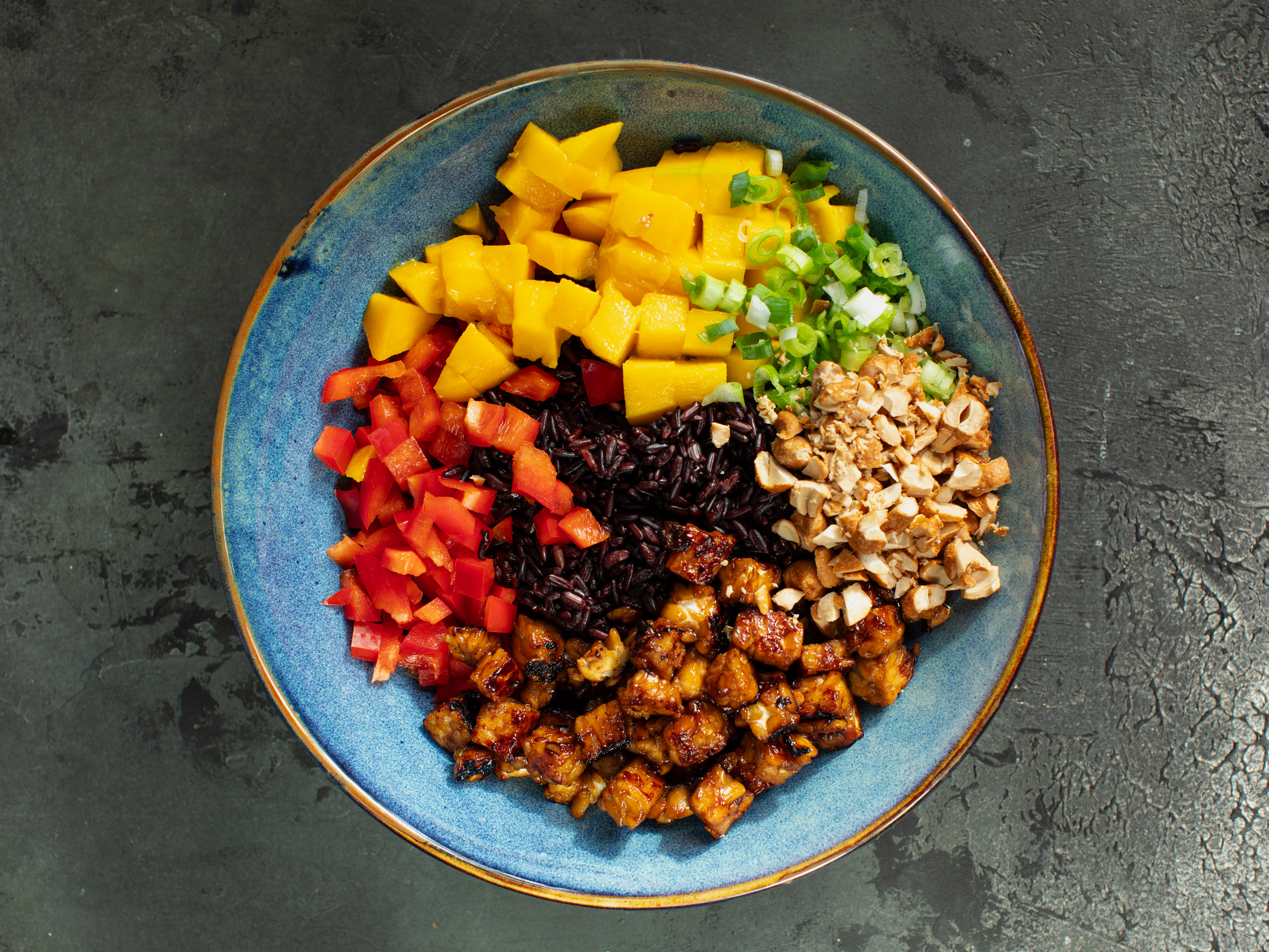 Schritt 5:  Reis Salat mit Mango zusammenstellen 