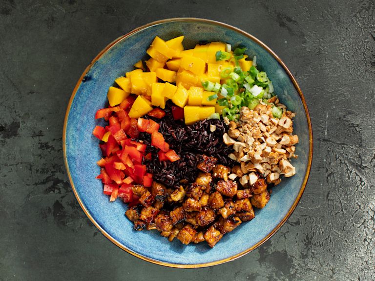 Schritt 5: Reis Salat mit Mango zusammenstellen Schritt 5: Reis Salat mit Mango zusammenstellen