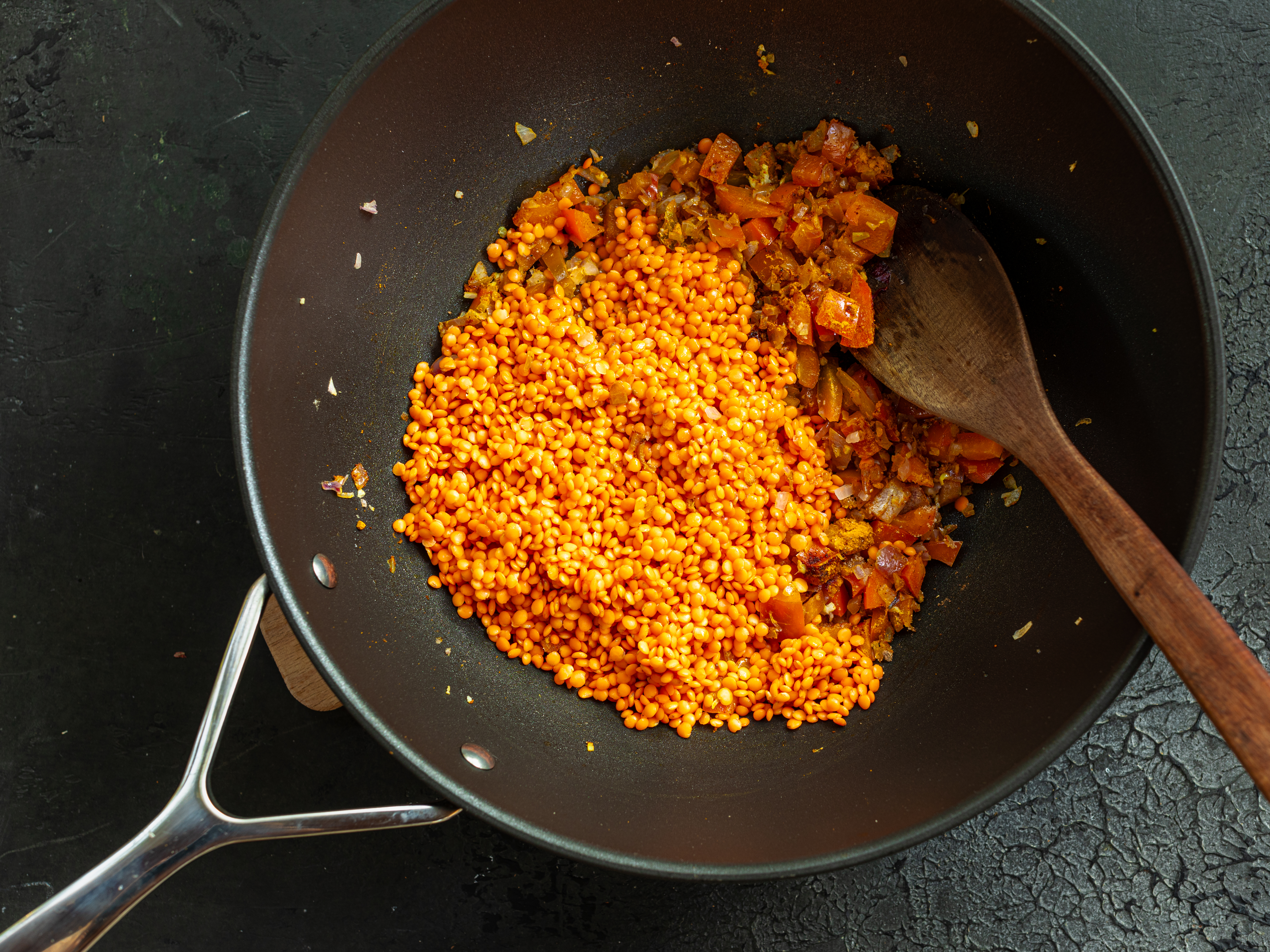 Schritt 2: Die gewaschenen Linsen in die Pfanne geben und gut umrühren, damit sie mit den Gewürzen überzogen werden