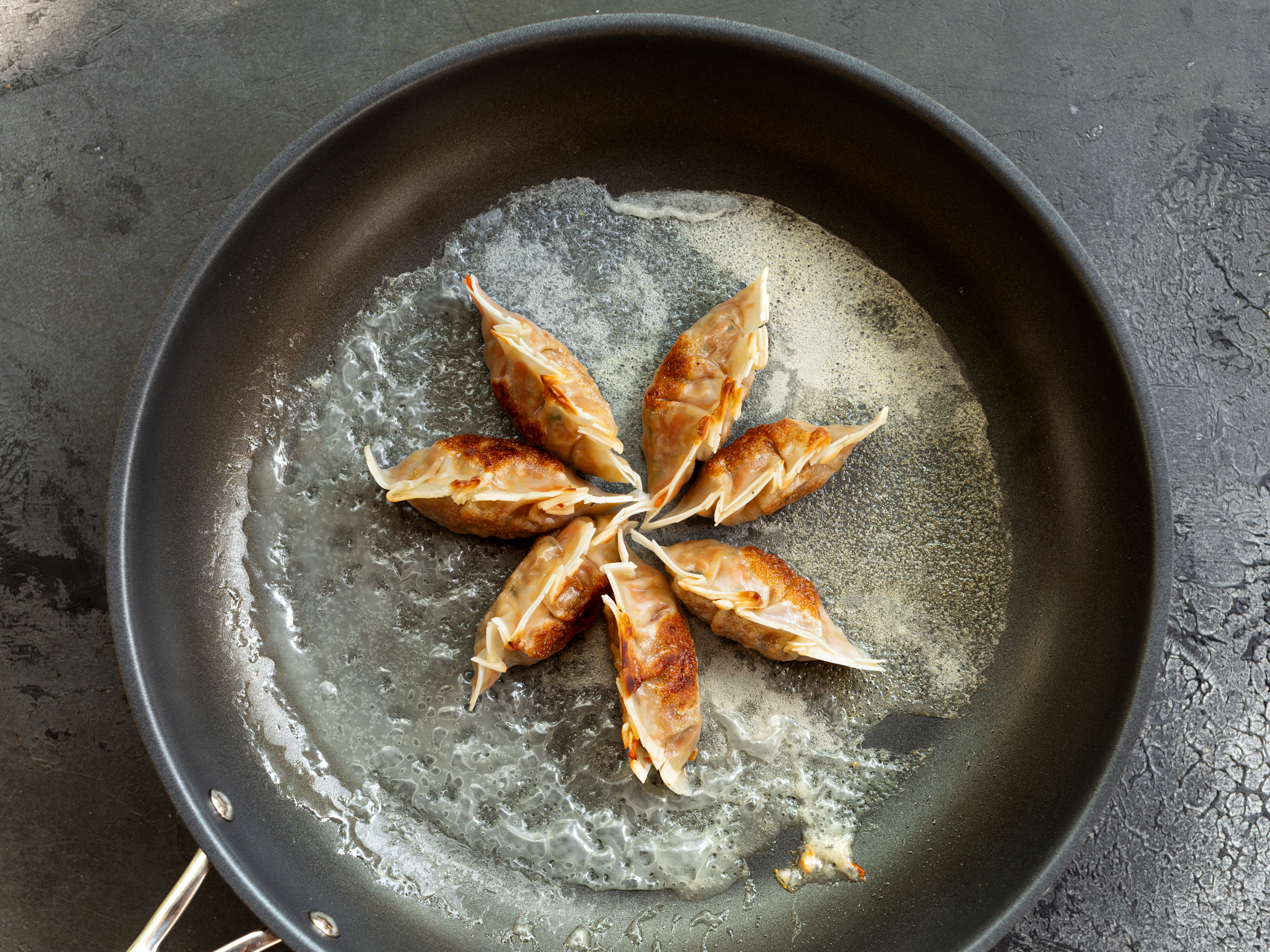 Scchritt 5: Mehl-Wasser-Mischung für Knusperboden