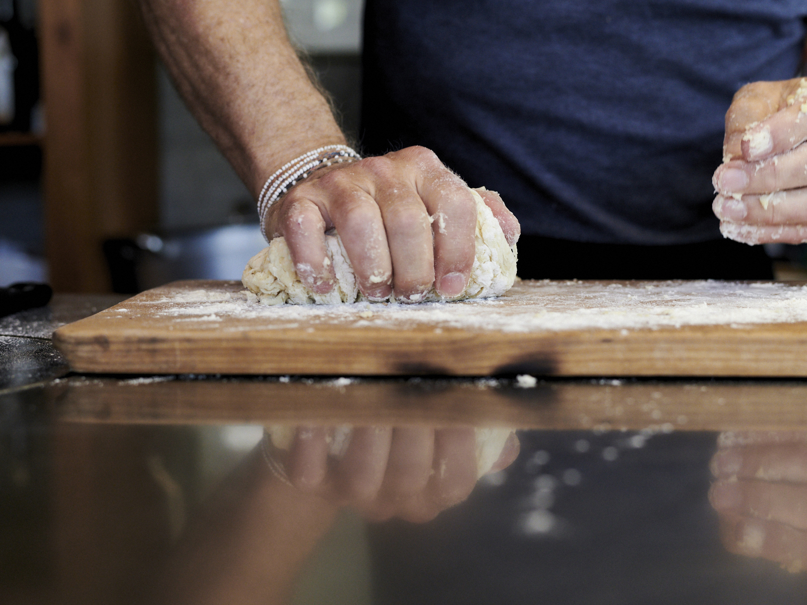 Schritt 1: Mit den Händen zu einem groben Teig kneten
