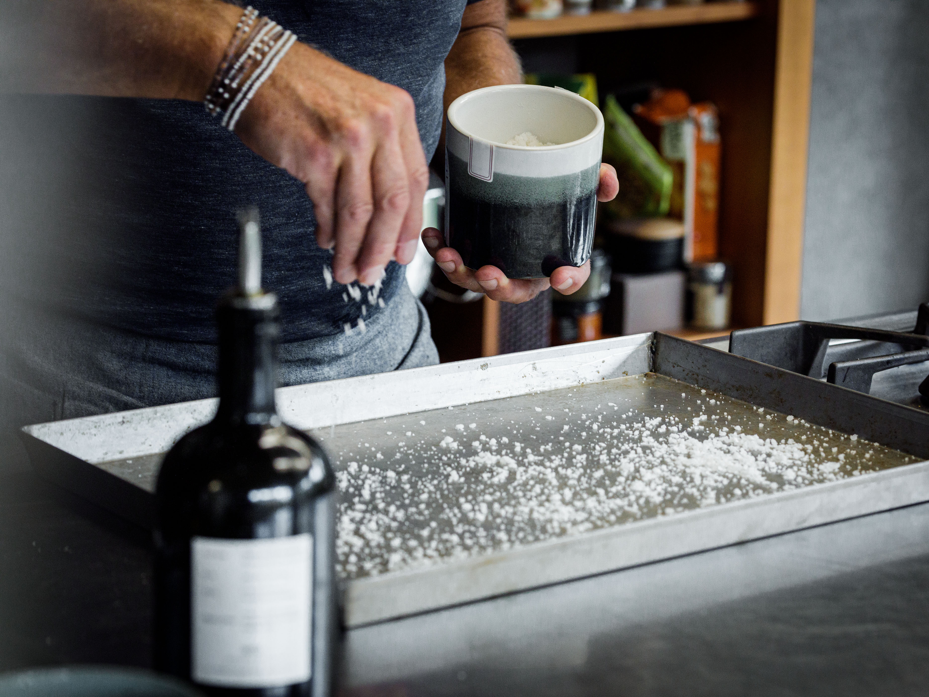 Schritt 1: Ein grosses Backblech mit Olivenöl und Salz bestreuen