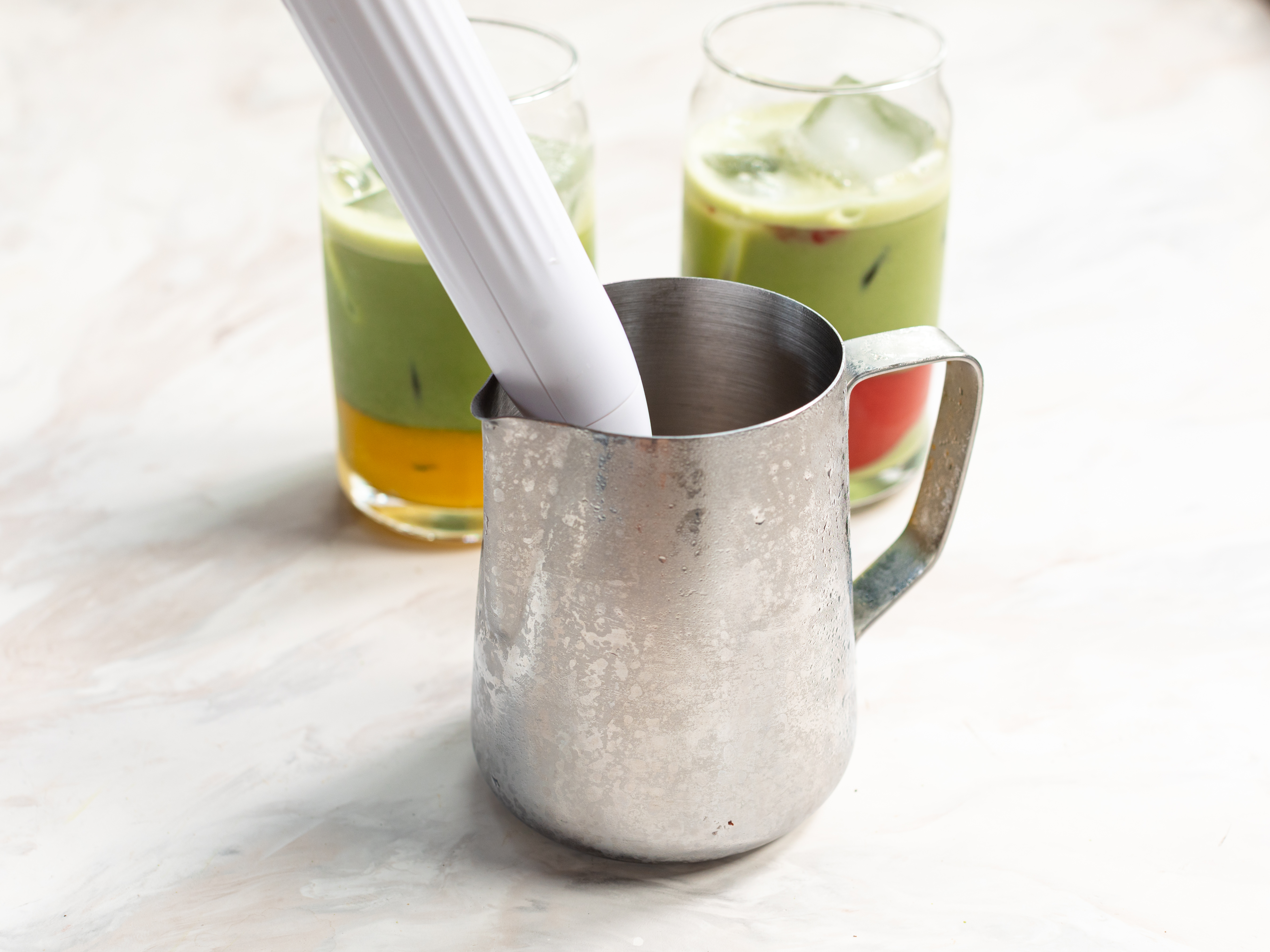 Schritt 3: Fruchtschaum für Mango-/Erdbeer Matcha Latte zubereiten  