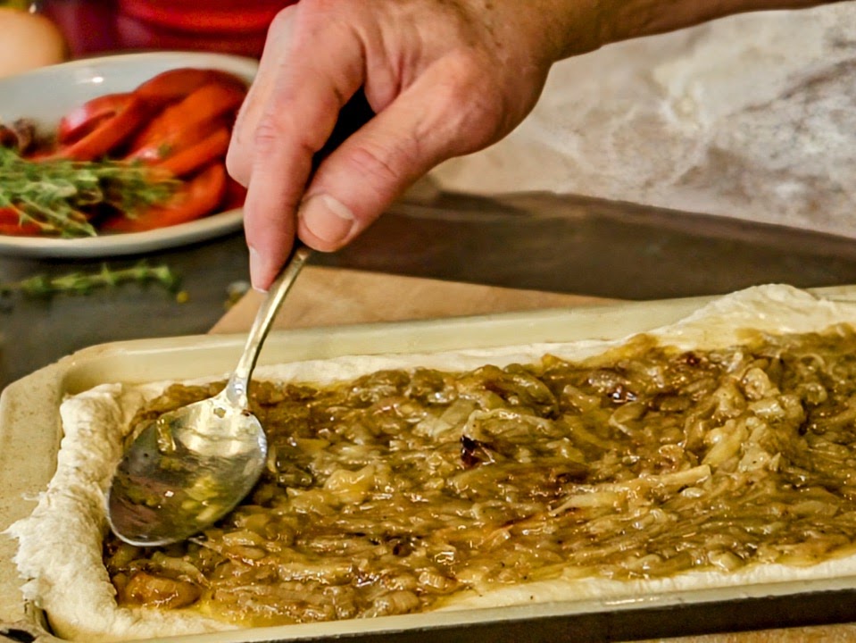 Schritt 2: Pizzaboden belegen und backen