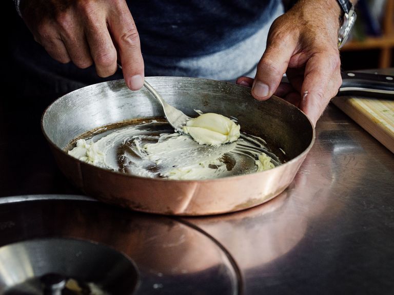 Schritt 4: Die Form für die Tarte tatin à l'oignon mit reichlich Butter bestreichen.