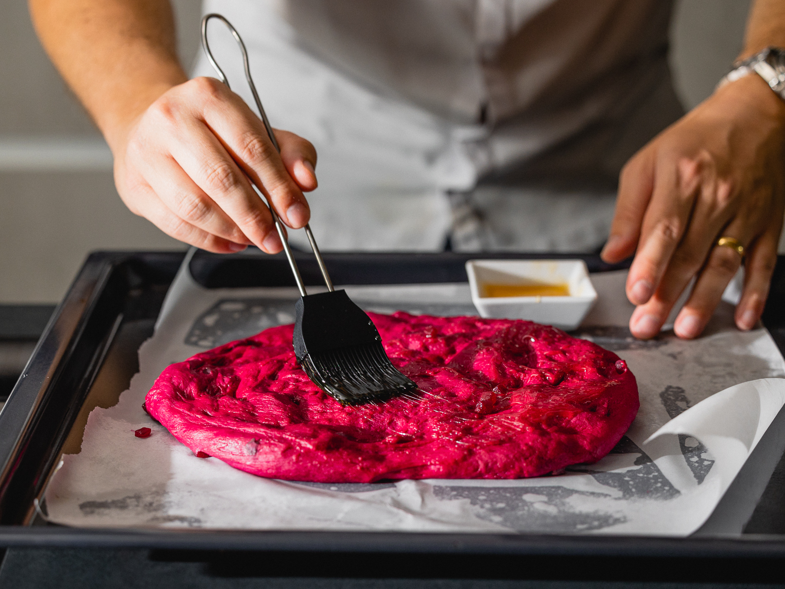 Schritt 2: Randen-Focaccia mit Ziegenkäse, Honig und Walnüssen belegen und backen 