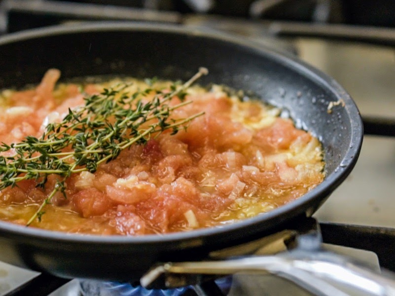 Schritt 3: Zubereitung der Tomatensauce und Fertigstellung des Poulets à l’Estragon 