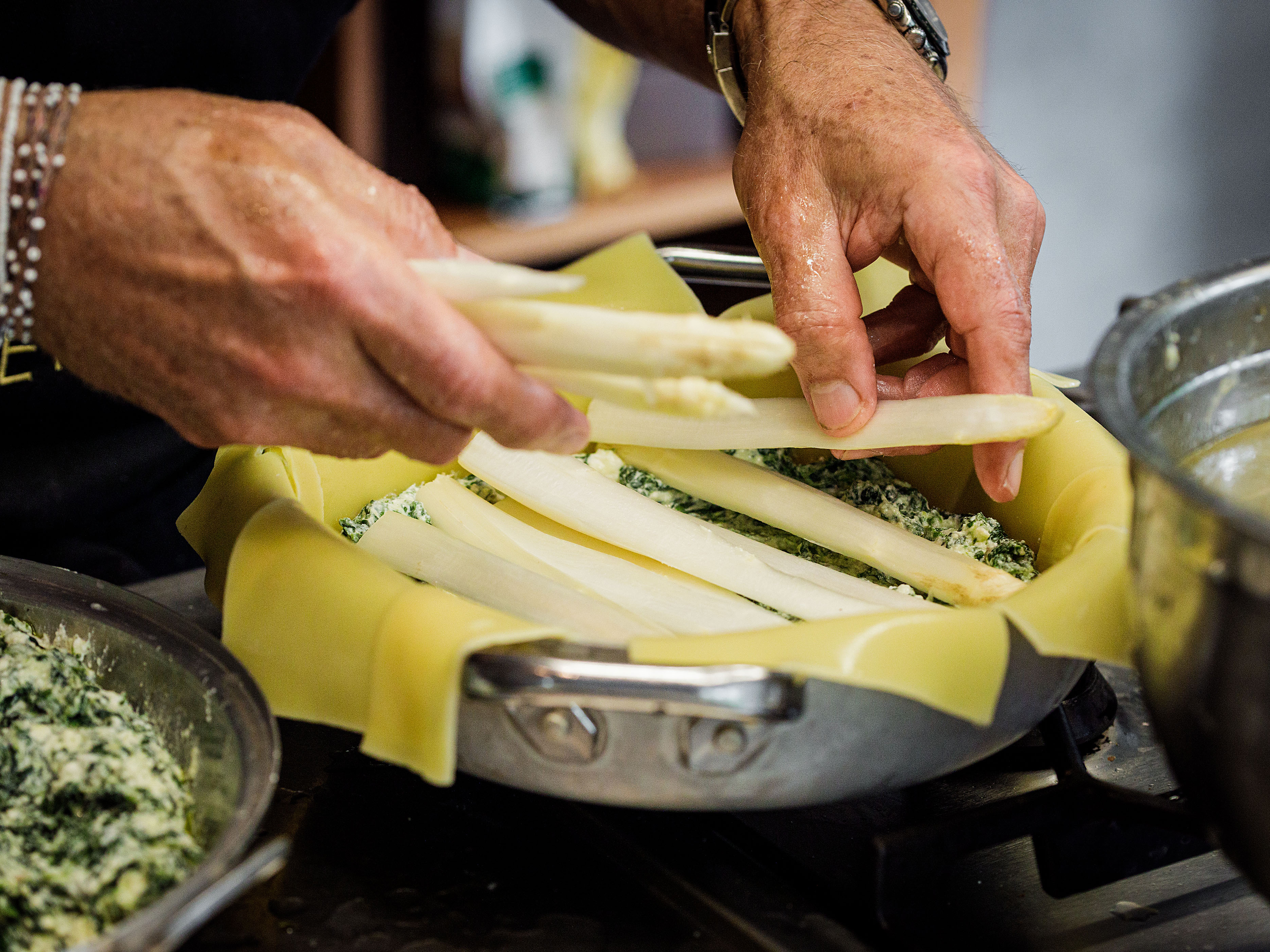 Schritt 3: Zuletzt eine Schicht Spargel legen und mit zerzupften Mozzarellascheiben und Parmesan bestreuen