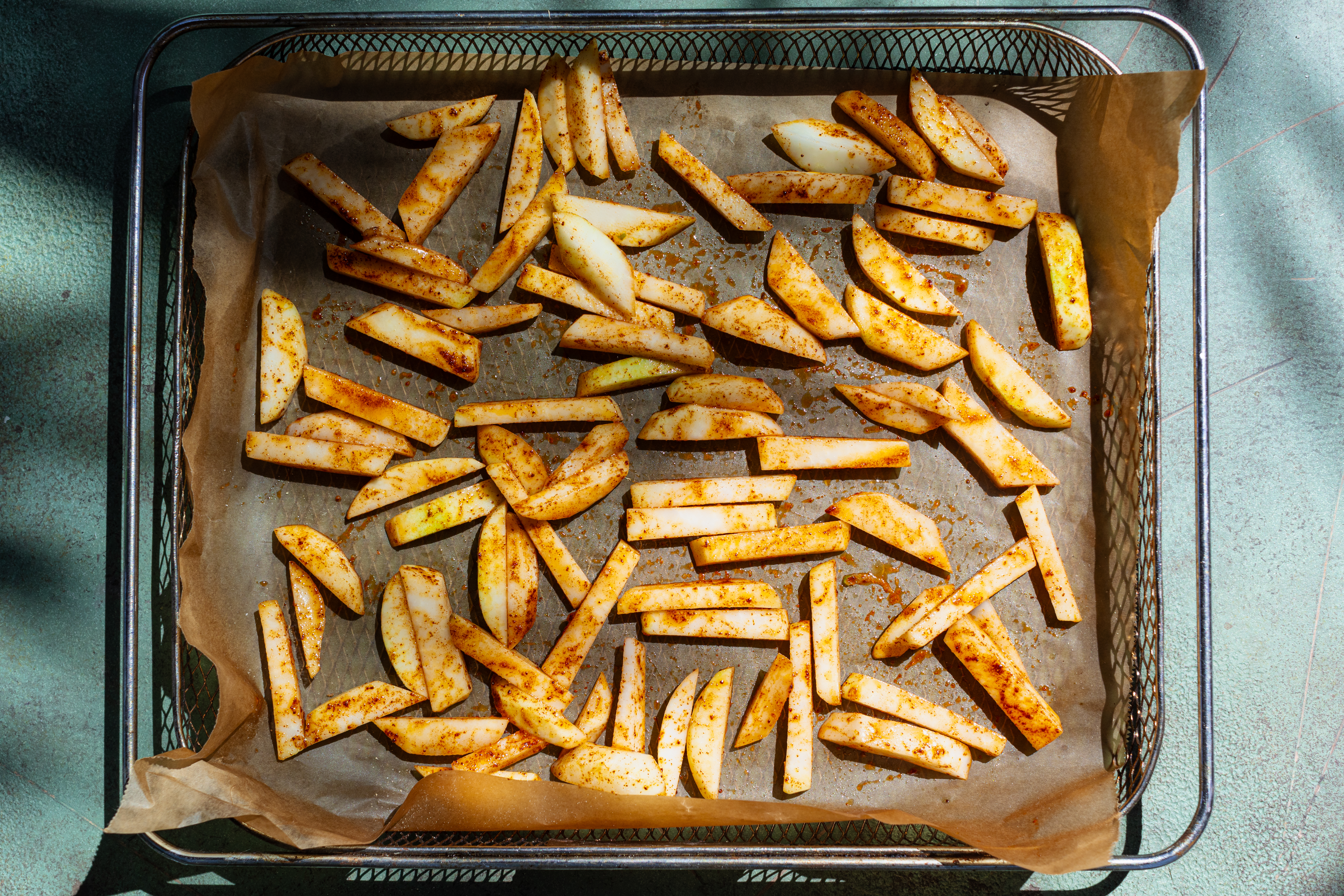 Schritt 2:  Kohlrabi-Parmesan-Pommes in der Heissluftfritteuse backen 