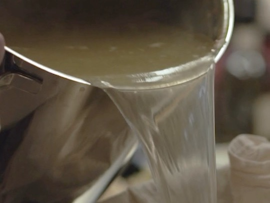 Schritt 2:  Fischgräten für Fischfond kochen.