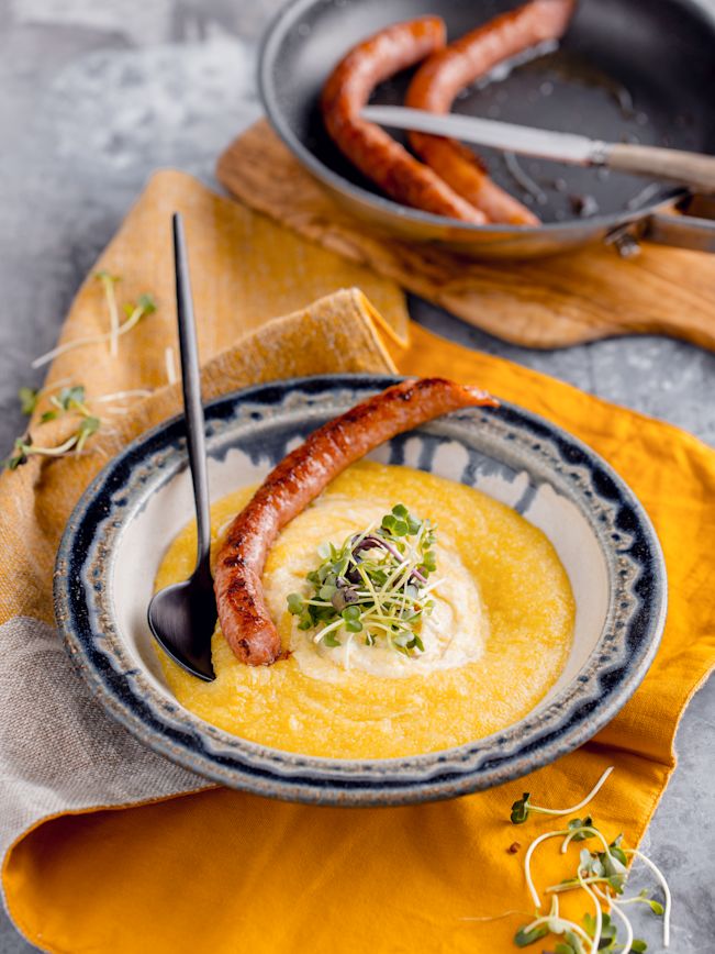 Cremige Polenta mit Pecorino und Schweinswurst Rezept Cremige Polenta mit Pecorino und Schweinswurst Rezept