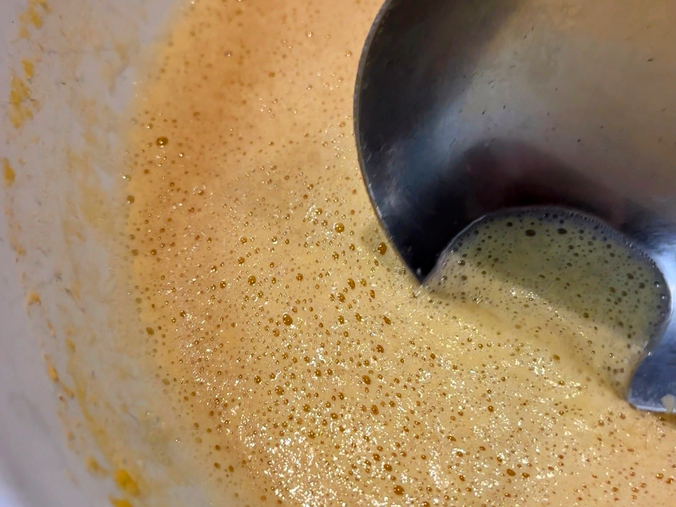 Schritt 1: Das Kichererbsenmehl mit dem Wasser gründlich verrühren, dabei auch das Salz unterrühren