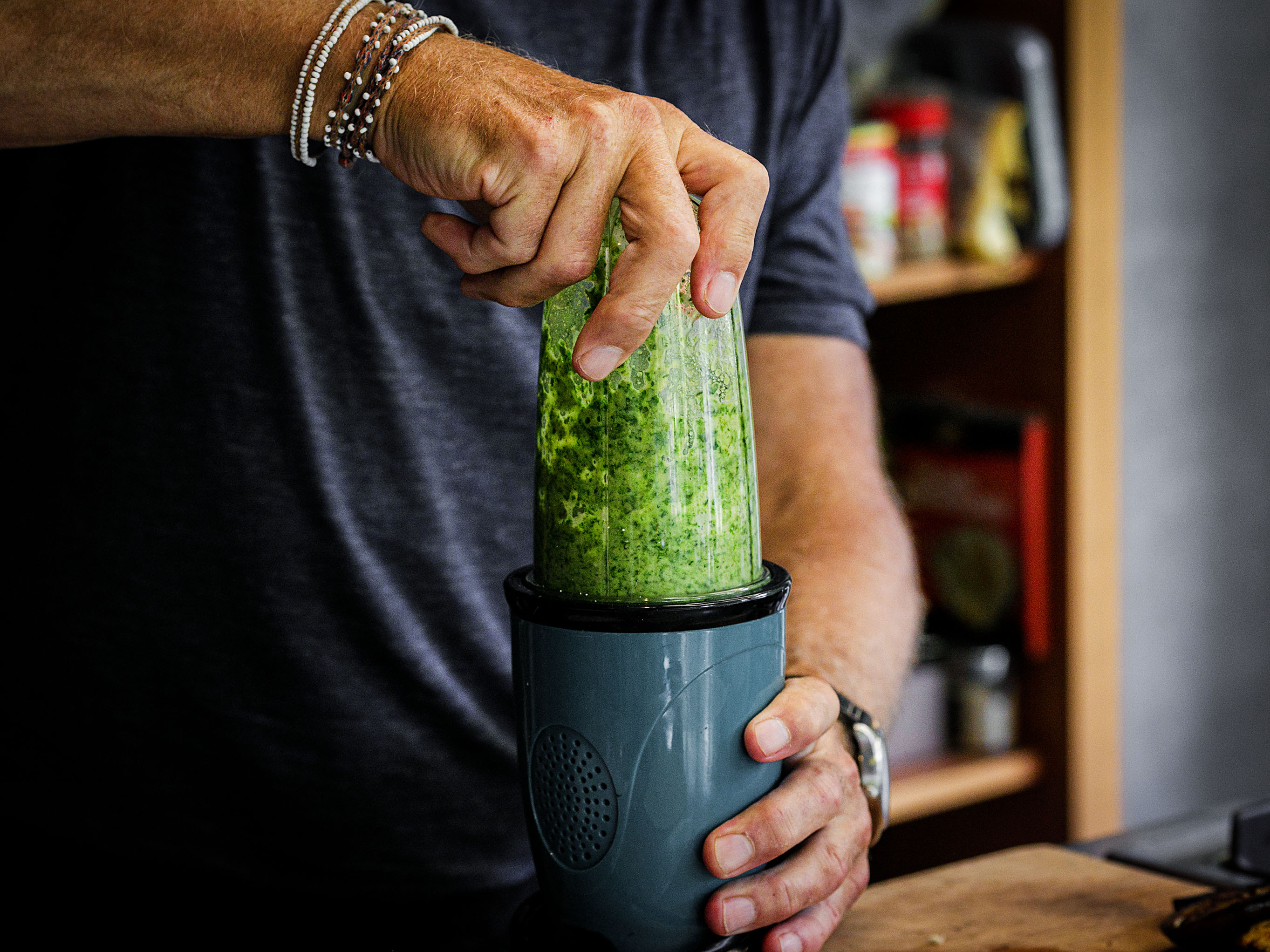 Schritt 4:  Zough-Kräutersauce für Sabich – israelisches Frühstücks-Sandwich zubereiten.