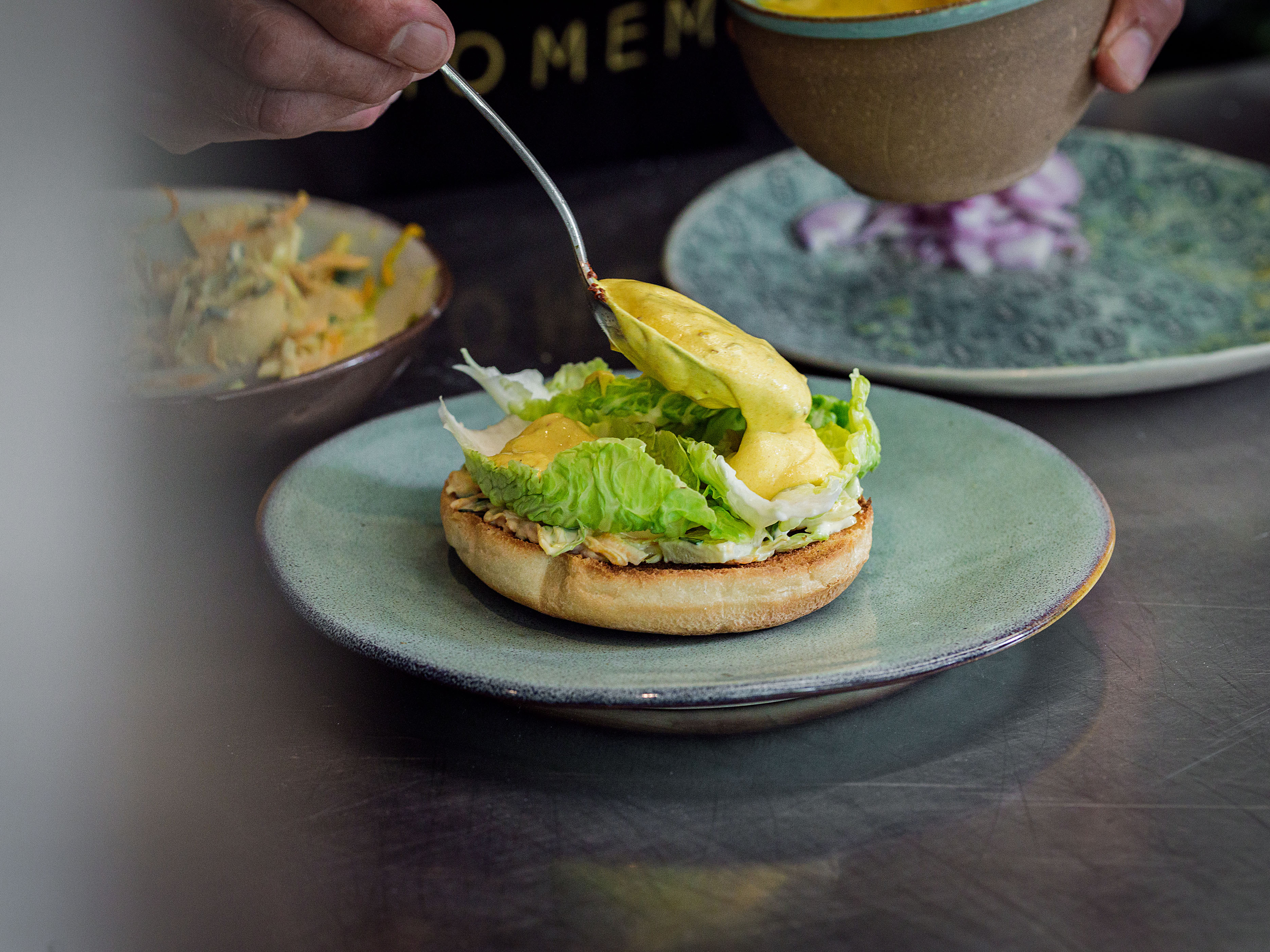 Schritt 4: Linsen-Kichererbsen-Burger mit Feta und Harissa-Kurkuma-Joghurt braten und anrichten.