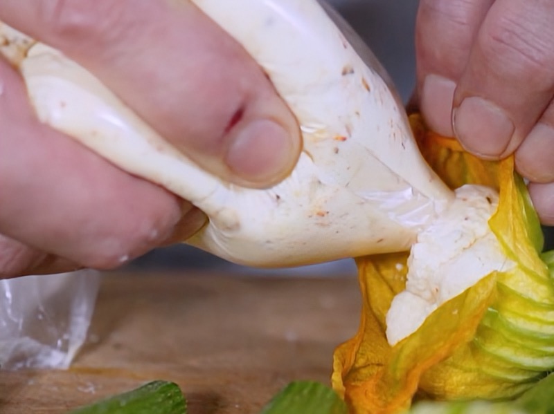 Schritt 2: Ricotta-Füllung und Zucchiniblüten für Fiori di zucca ripieni vorbereiten 
