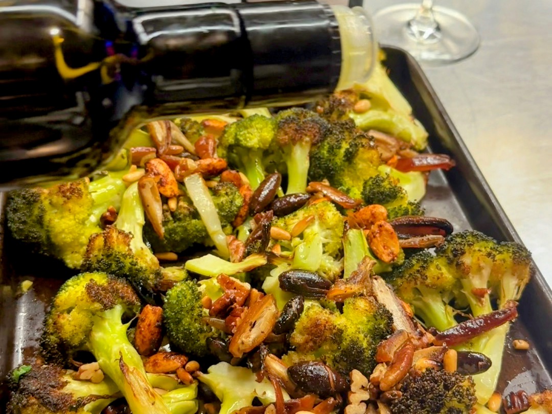 Schritt 3: Die Nuss-Dattel-Mischung darüber verteilen, mit Olivenöl und Zitronenschale würzen.