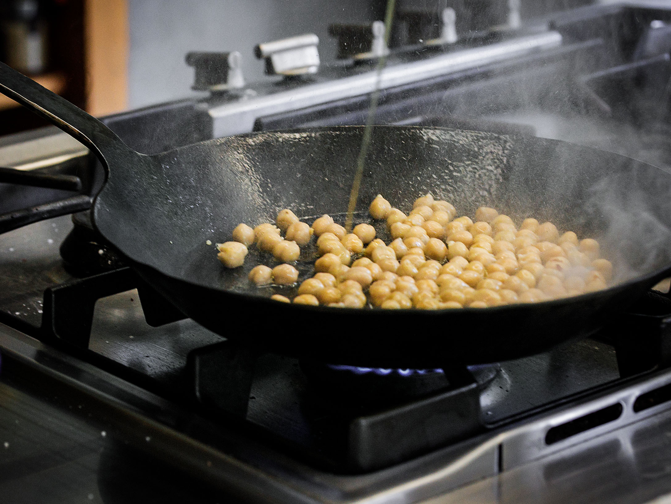 Schritt 3:   Kichererbsen für Sabich – israelisches Frühstücks-Sandwich braten .