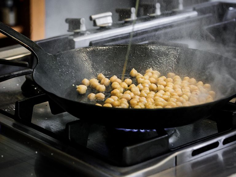 Schritt 3:   Kichererbsen für Sabich – israelisches Frühstücks-Sandwich braten . Schritt 3:   Kichererbsen für Sabich – israelisches Frühstücks-Sandwich braten .