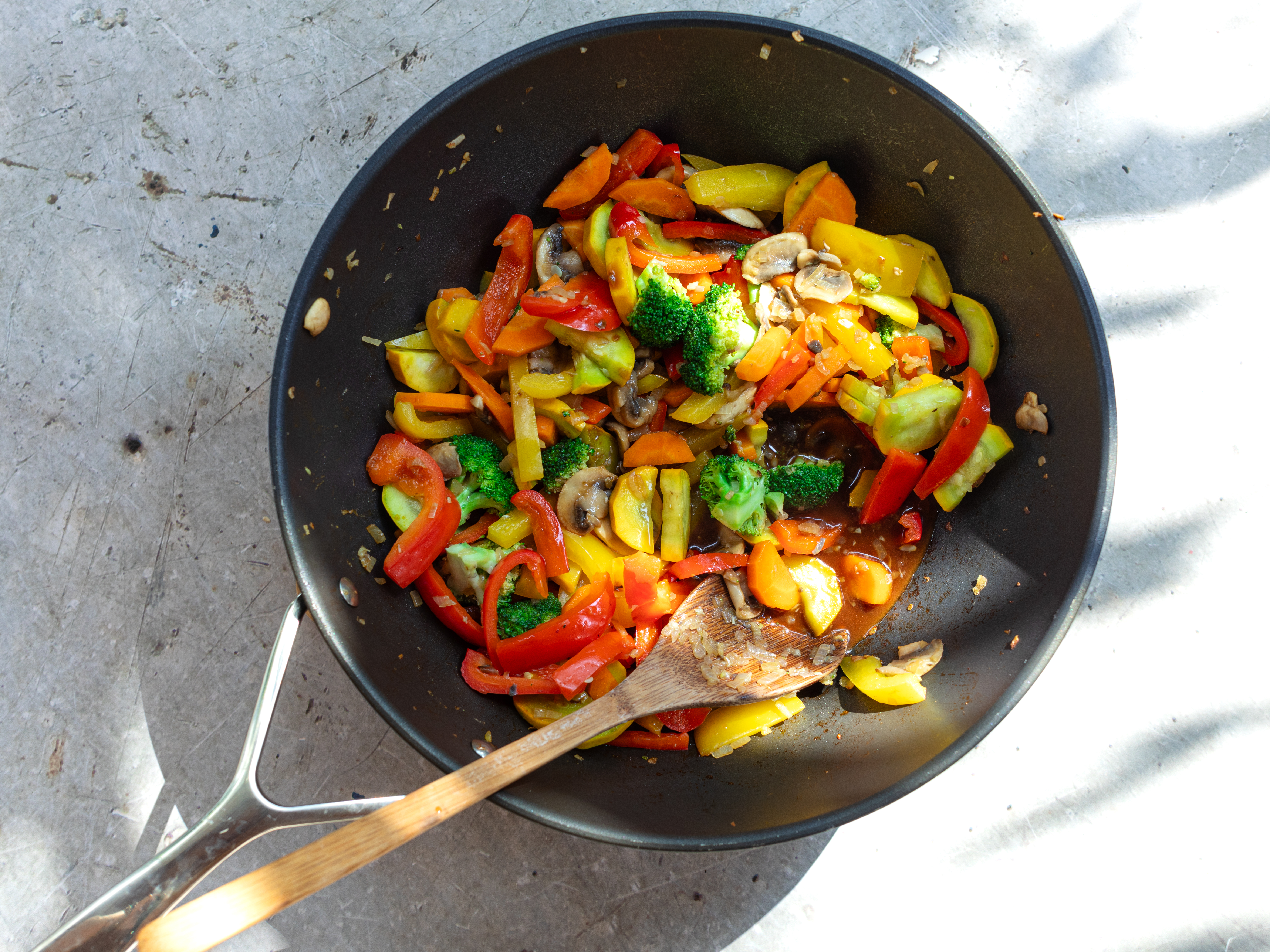 Schritt 5: Sauce für Veganes Chop Suey hinzufügen 