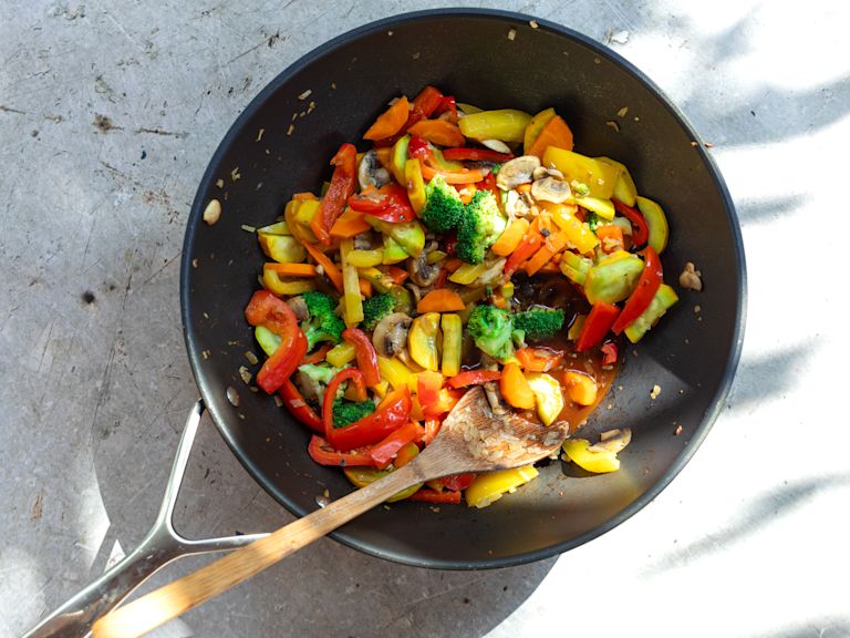 Schritt 5: Sauce für Veganes Chop Suey hinzufügen  Schritt 5: Sauce für Veganes Chop Suey hinzufügen
