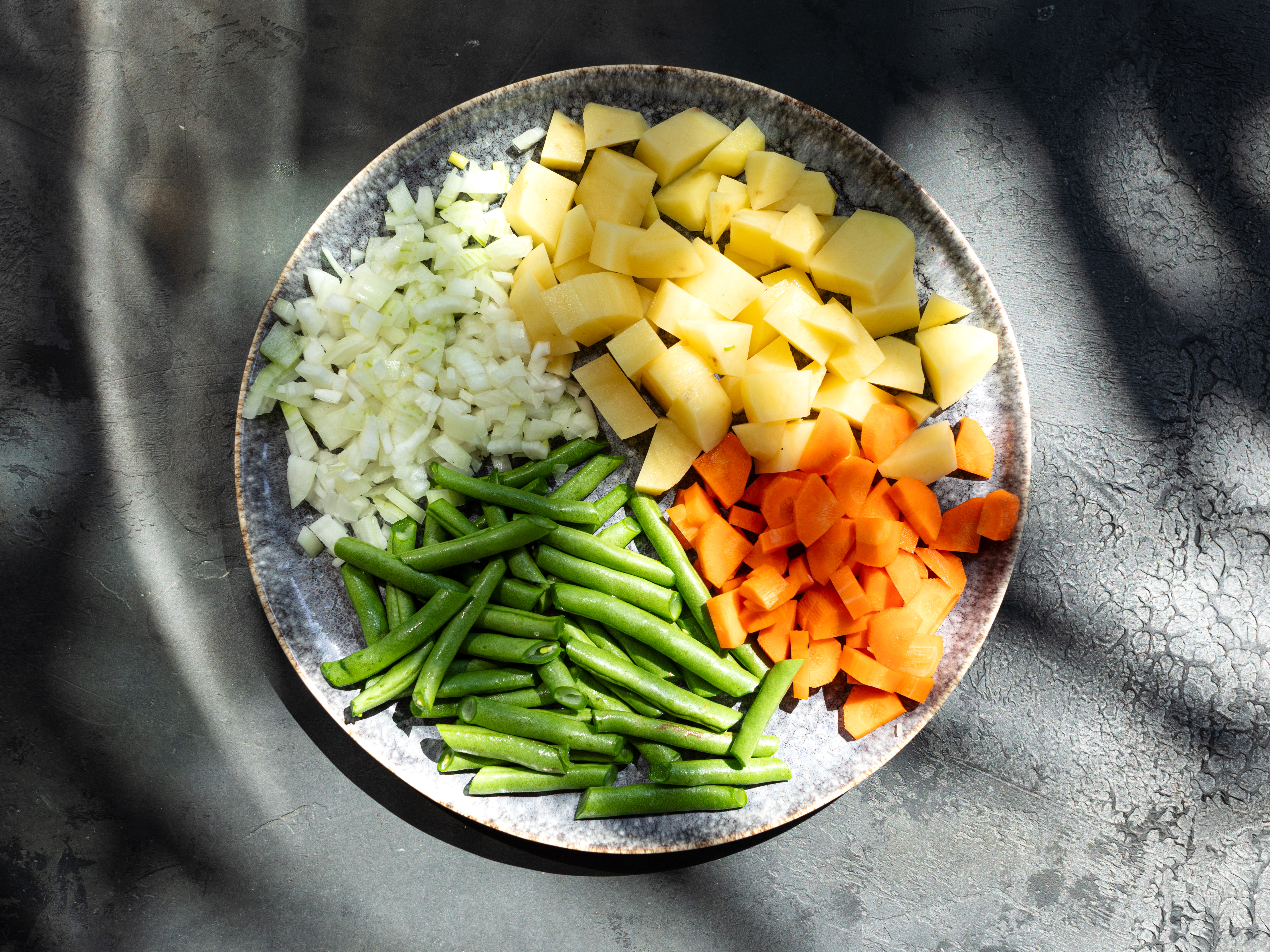 Schritt 2: Gemüse für Thai Massaman-Curry schneiden 