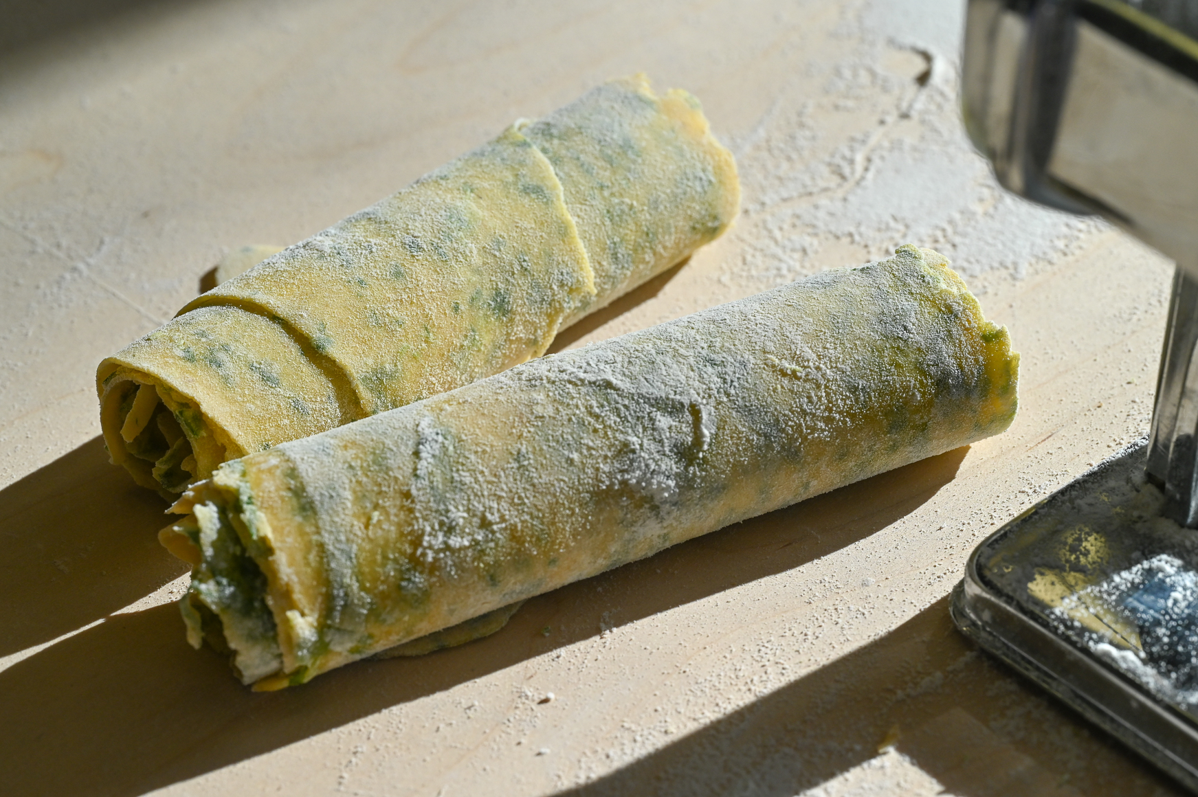 Schritt 4: Die fertigen Teigblätter zusammenrollen