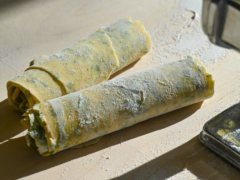 Schritt 4: Die fertigen Teigblätter zusammenrollen Schritt 4: Die fertigen Teigblätter zusammenrollen