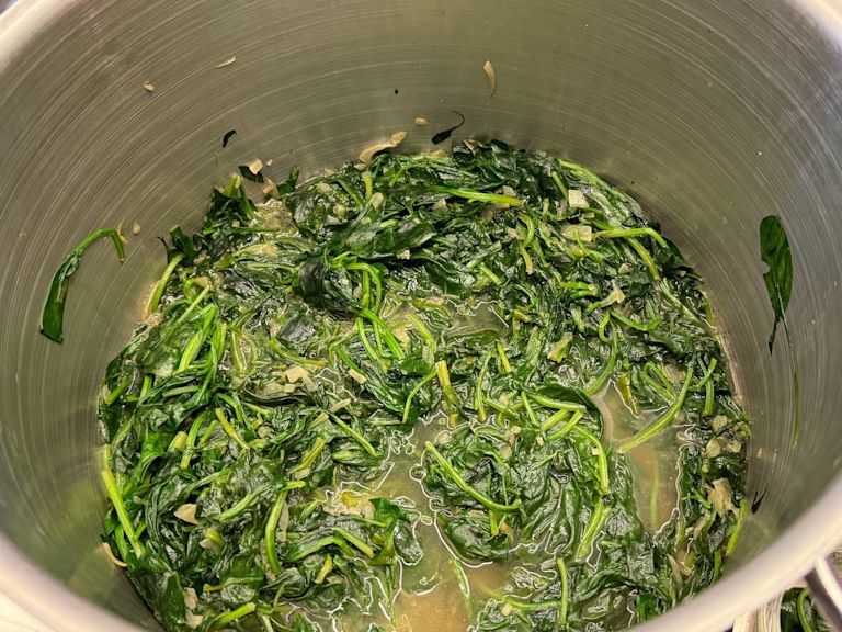 Schritt 1: Spinat für Trüffel-Spinat-Ei dünsten  Schritt 1: Spinat für Trüffel-Spinat-Ei dünsten