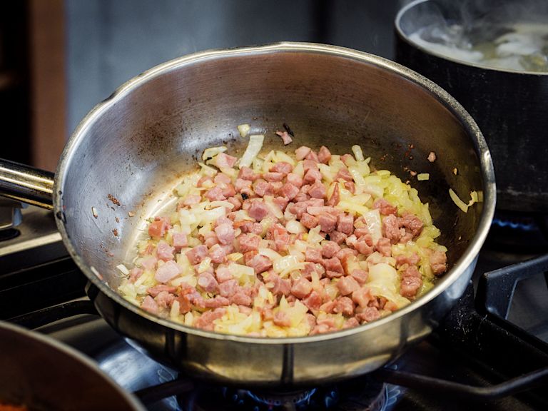 Schritt 2: Zwiebelschweitze zubereiten Schritt 2: Zwiebelschweitze zubereiten