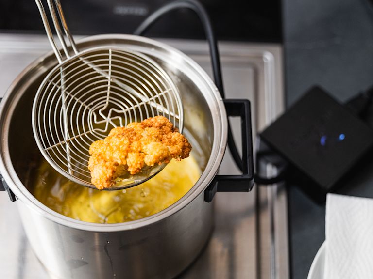 Schritt 1: Öl erhitzen und Blumenkohl frittieren Schritt 1: Öl erhitzen und Blumenkohl frittieren