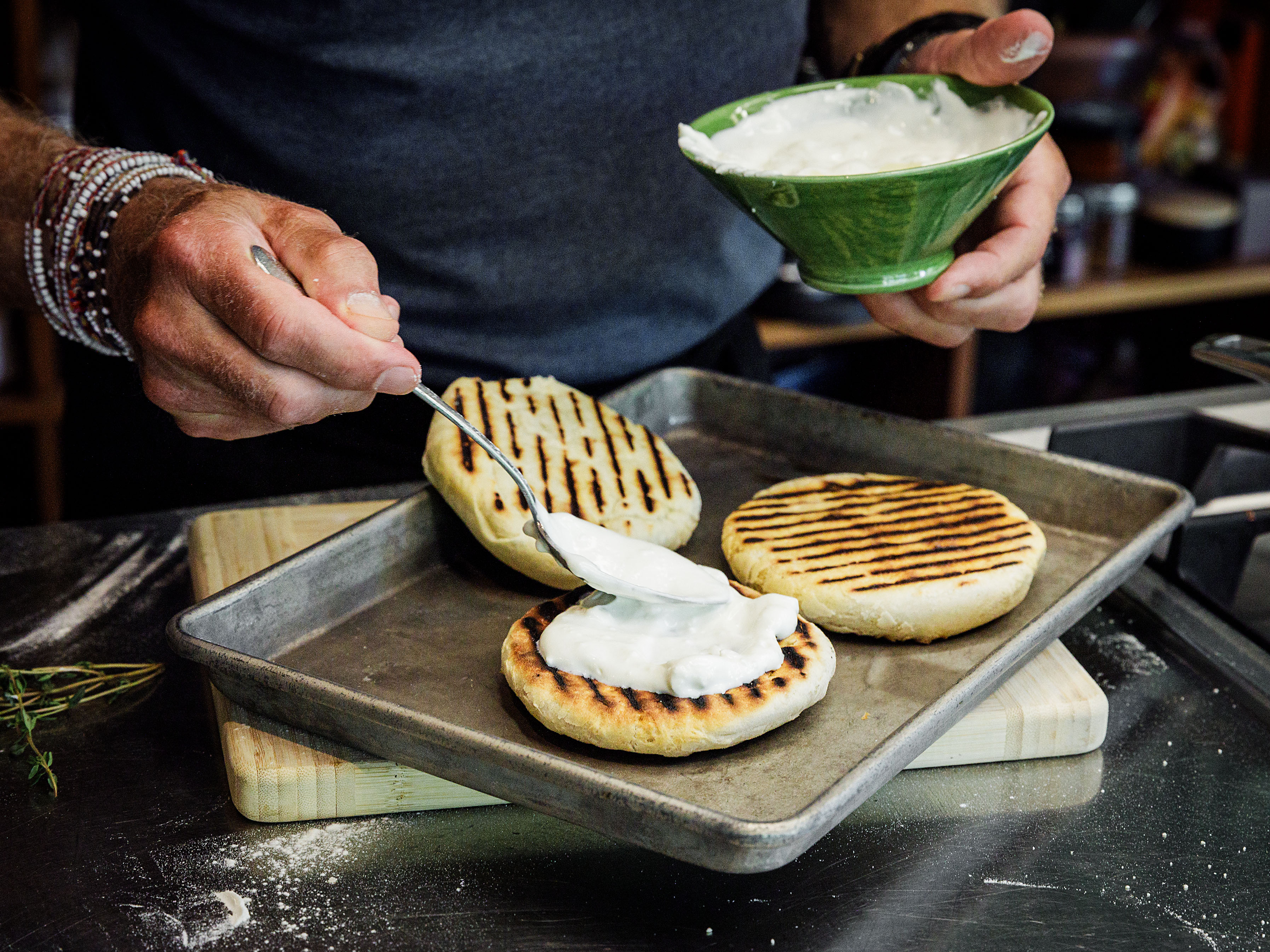Schritt 3: Mit Feta-Joghurt bestreichen