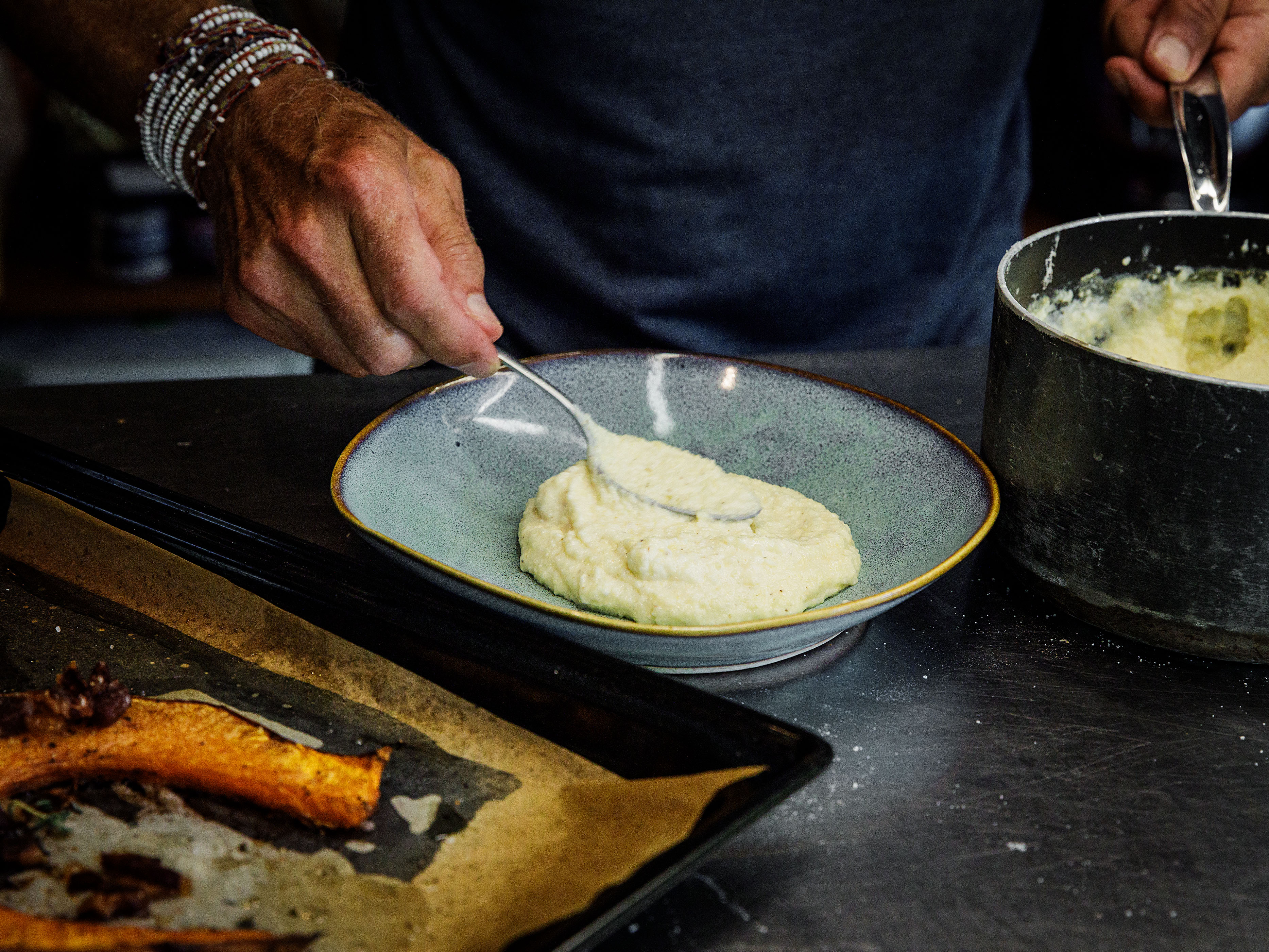 Schritt 3: Polenta mit Röstkürbis, Speck und Mandeln anrichten