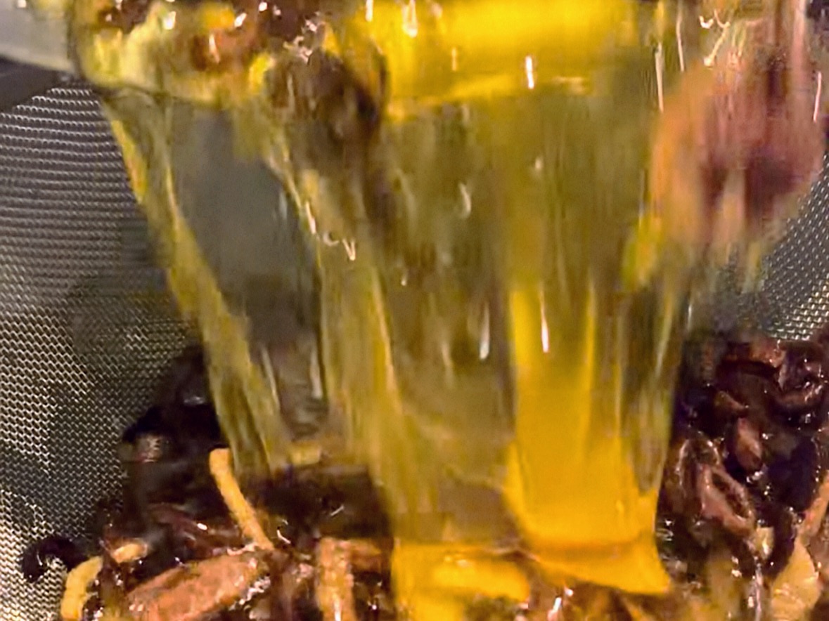 Schritt 3: Frittierte Zutaten in eine Schüssel absieben und auf einem Küchenpapier abtropfen lassen