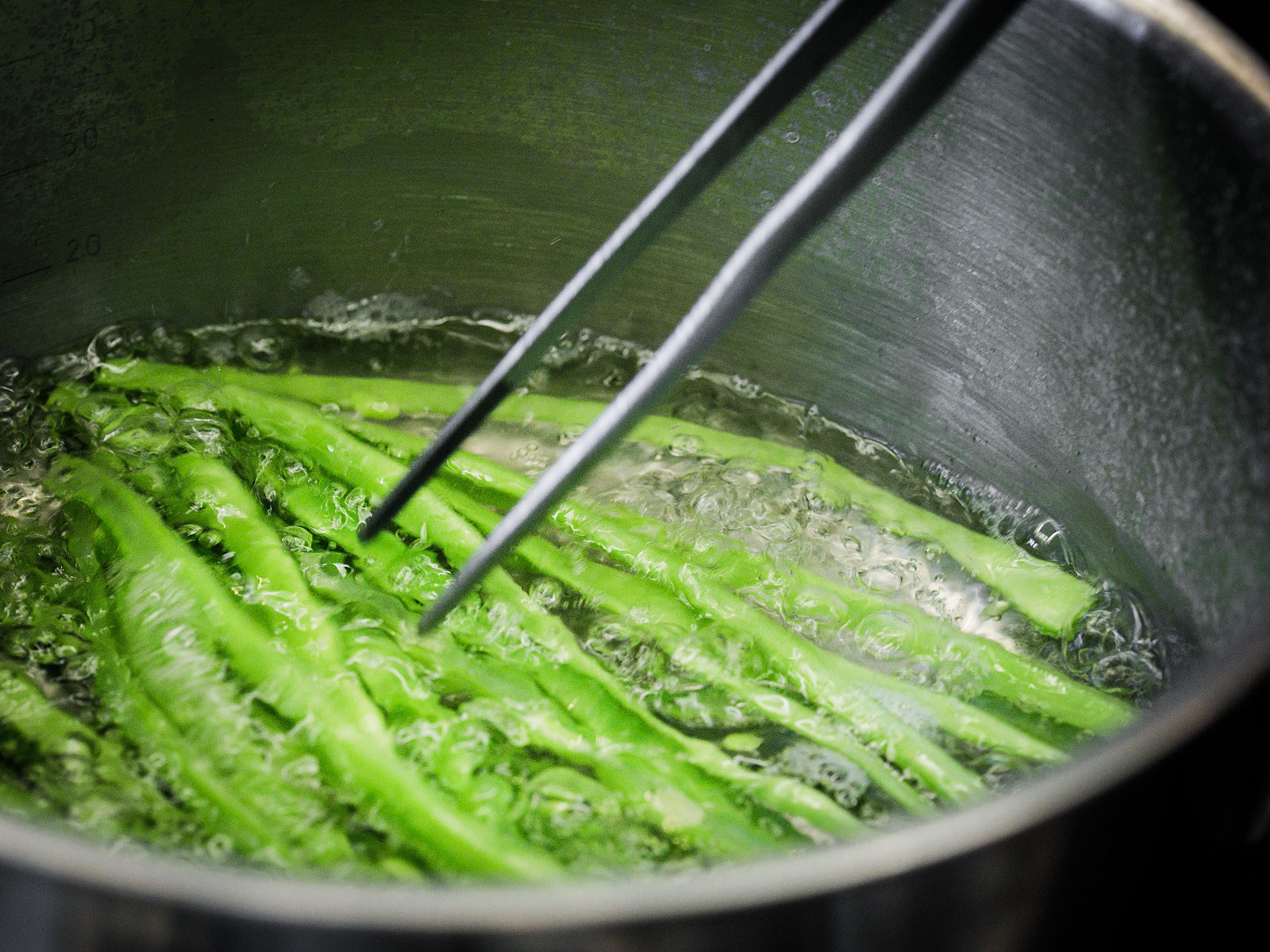 Schritt 1: Pasta und Bohnen separat in zwei Pfannen mit Salzwasser kochen