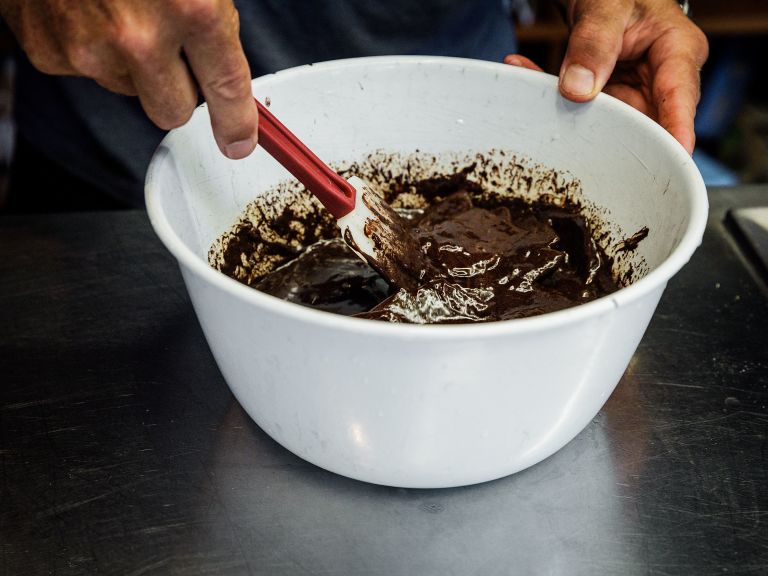 Schritt 2: Ei-Zucker-Masse  für Schokoladenkuchen Nemesis rühren