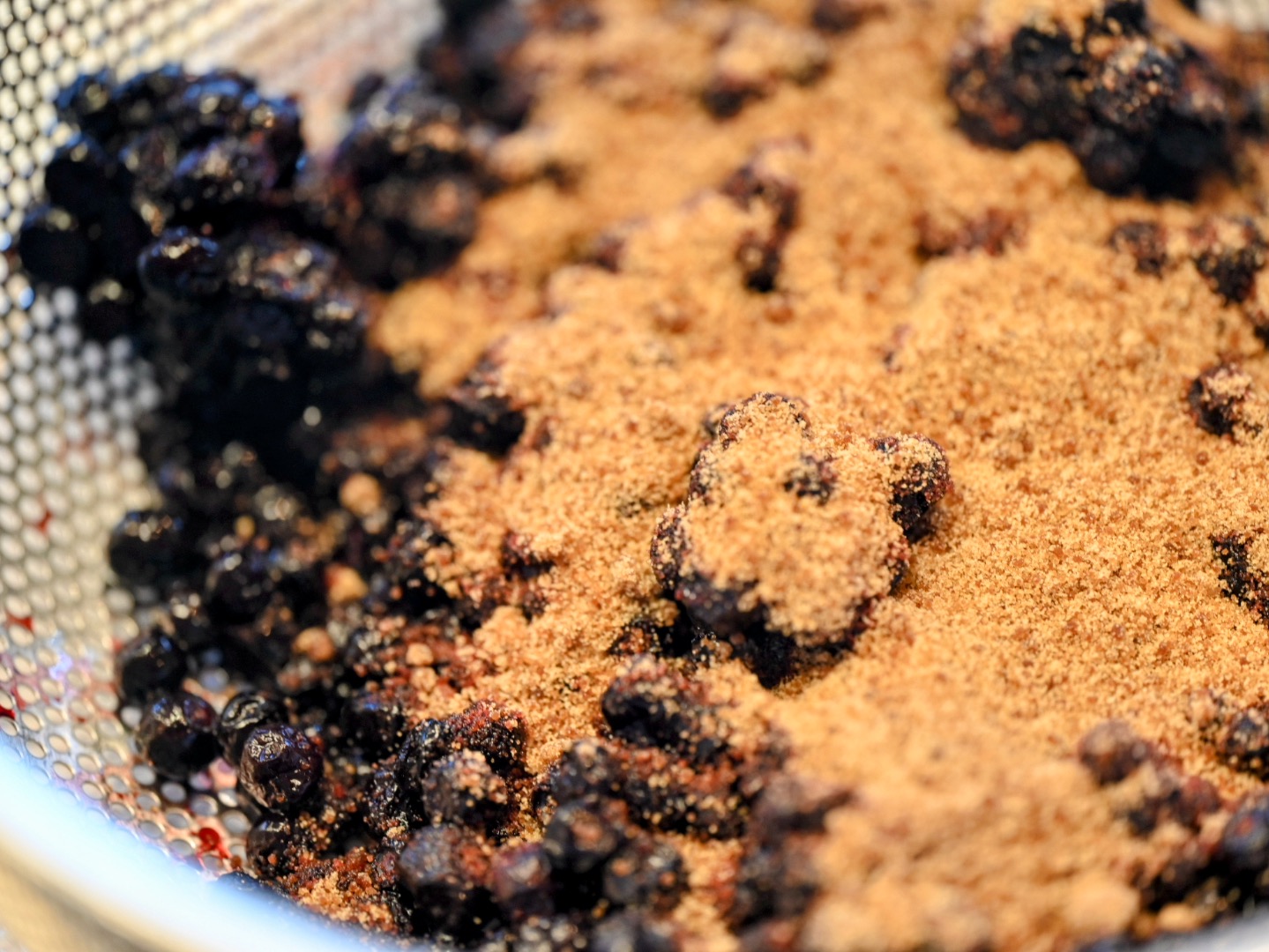 Schritt 1: Vorbereitung der Beeren für Heidelbeer-Baumnuss-Schokokuchen 