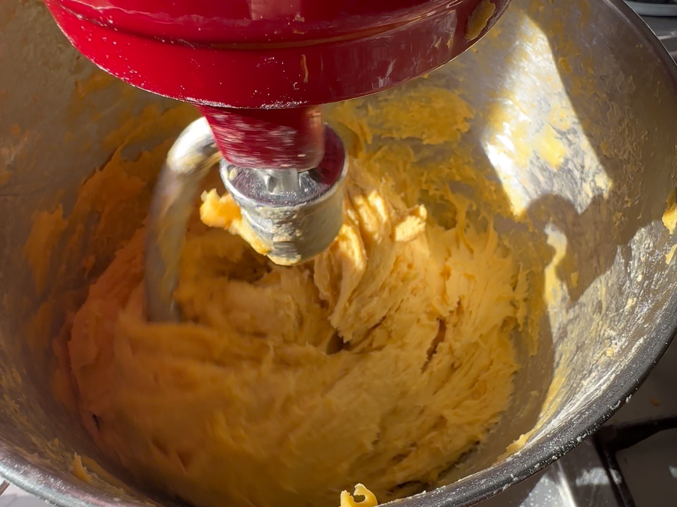 Schritt 2: Den Teig in der Küchenmaschine mit dem Knethaken gut durchkneten