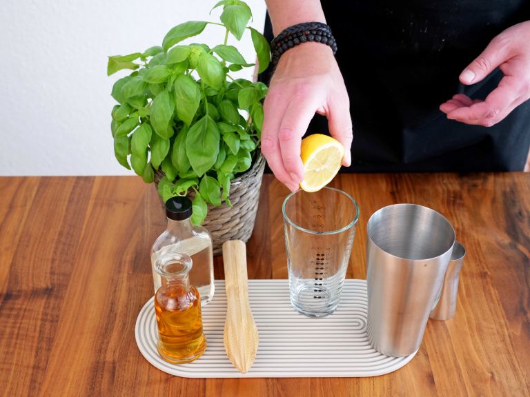 1. Zitronensaft & Simple Sirup in den Shaker
