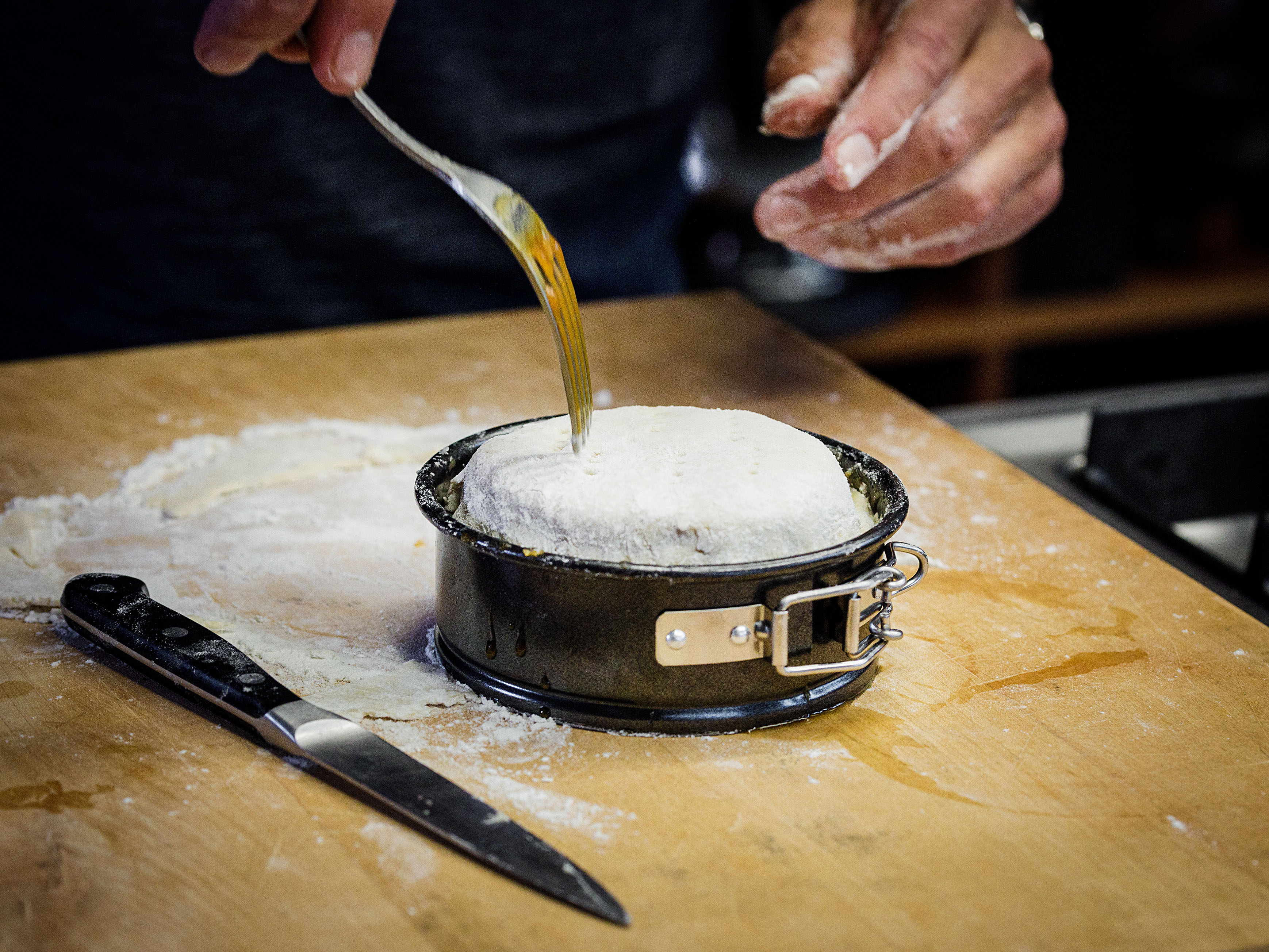 Schritt 4: Teig oben auf der Springform über die Apfelrolle legen und ränder an den Seiten hinunterdrücken