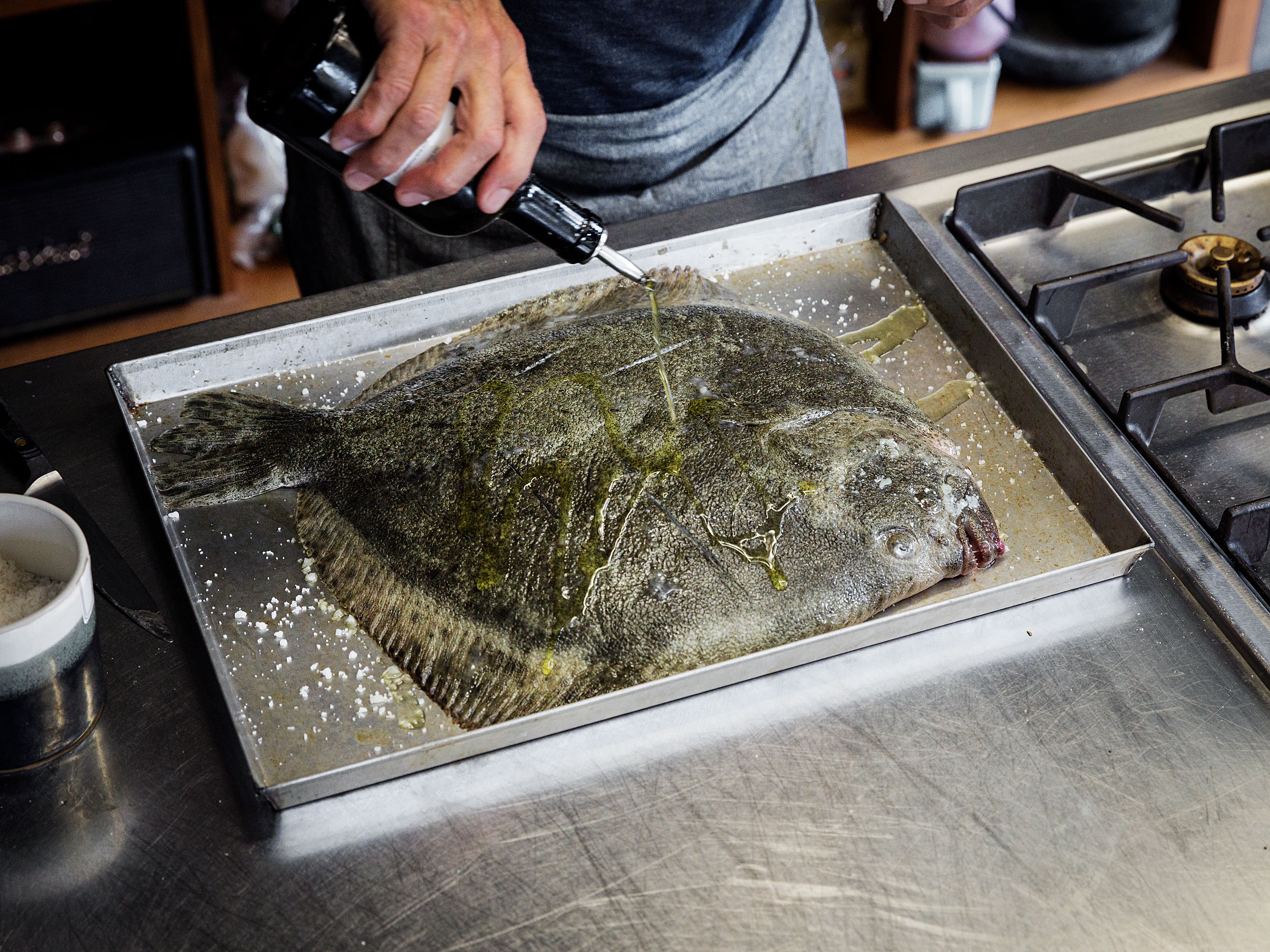 Schritt 1: Oberseite des Fisches mit Salz und Olivenöl einreiben