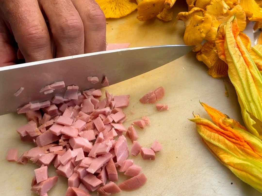 Schritt 2: Mortadella in kleine Würfel schneiden