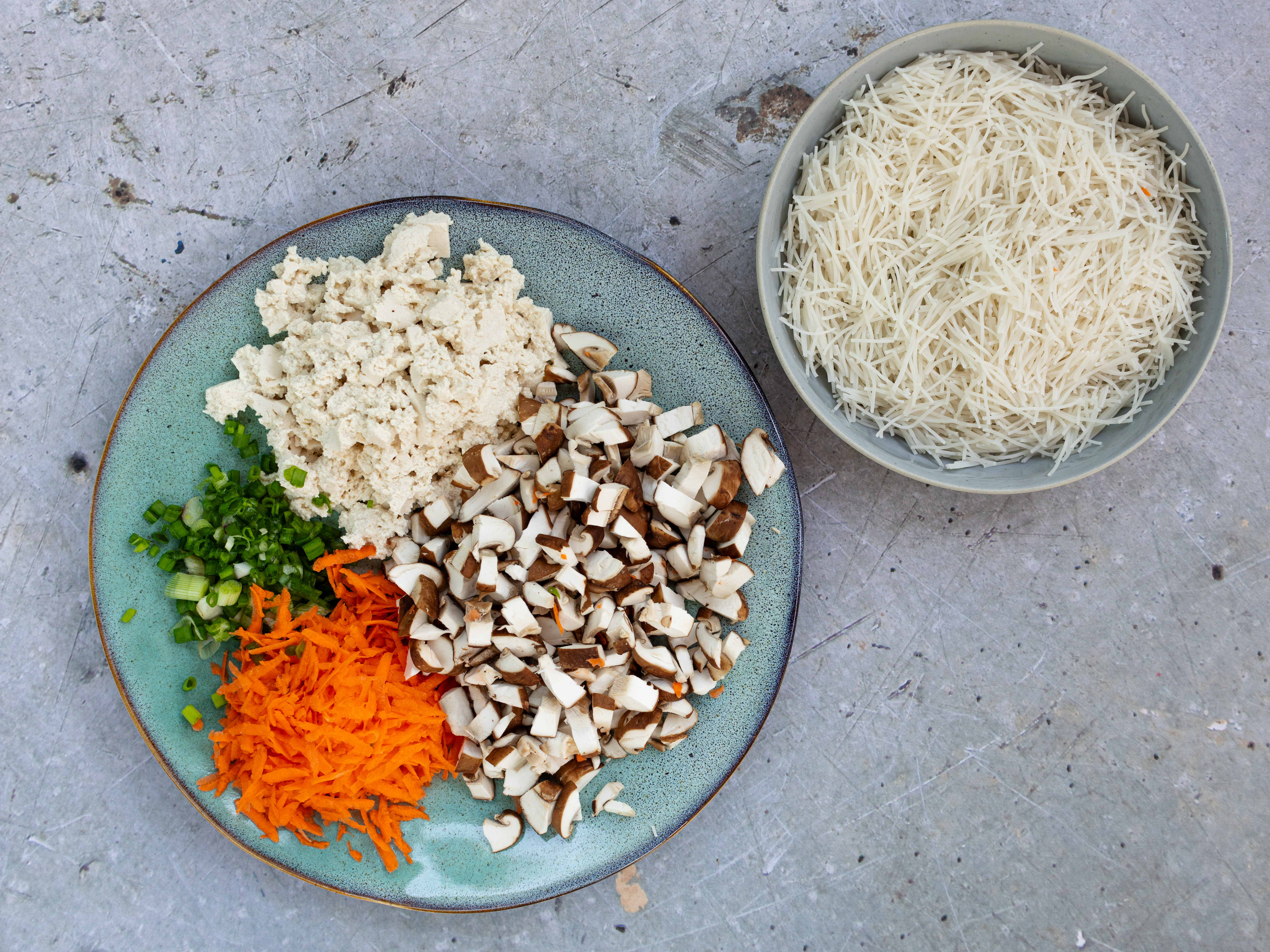 Schritt 1: Tofu und Gemüse für Reispapier-Dumplings vorbereiten 